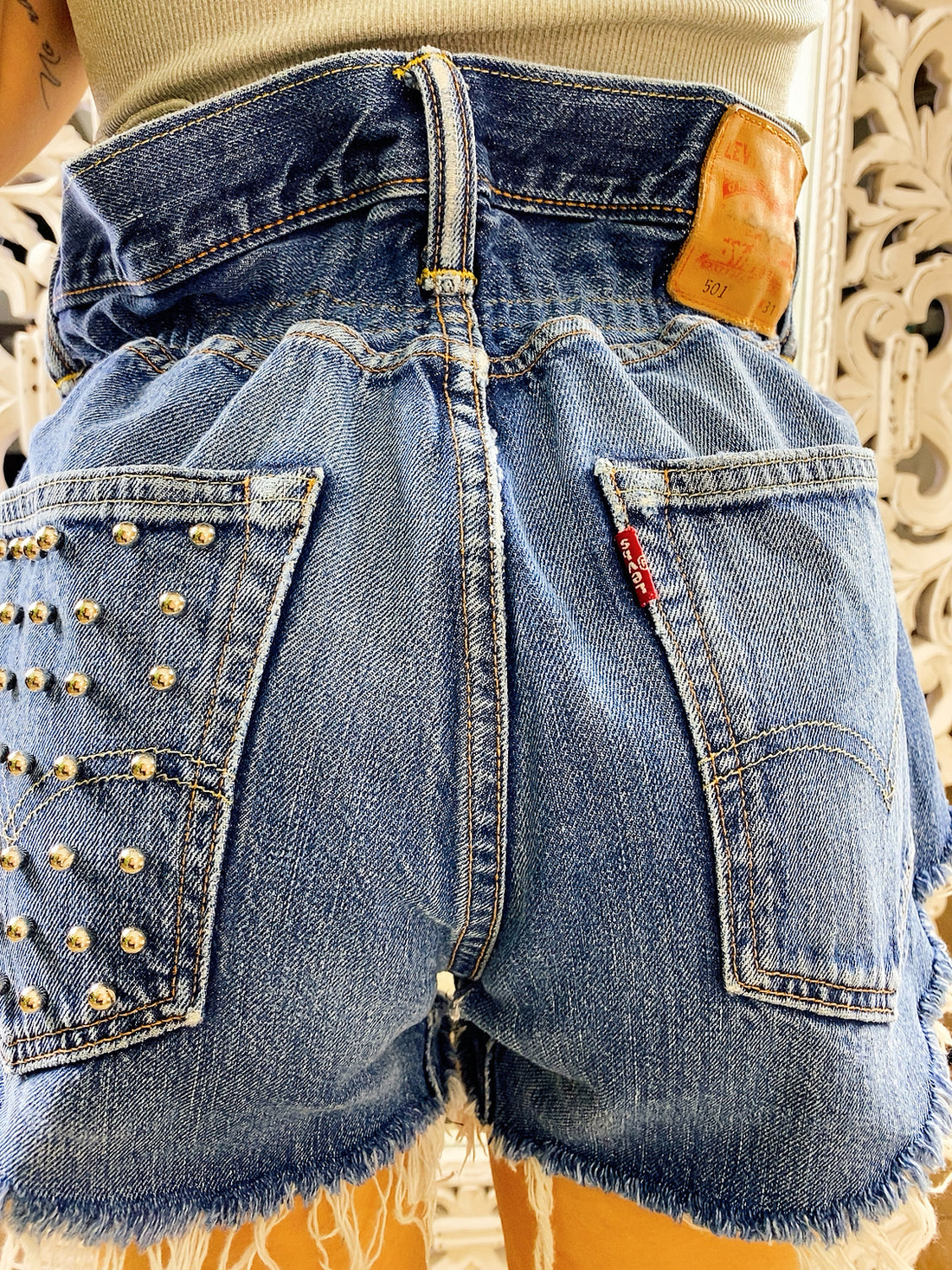 Short Vintage Levi’s jeans medio scuro con borchie argento corto ai lati - R.a. Boutique 