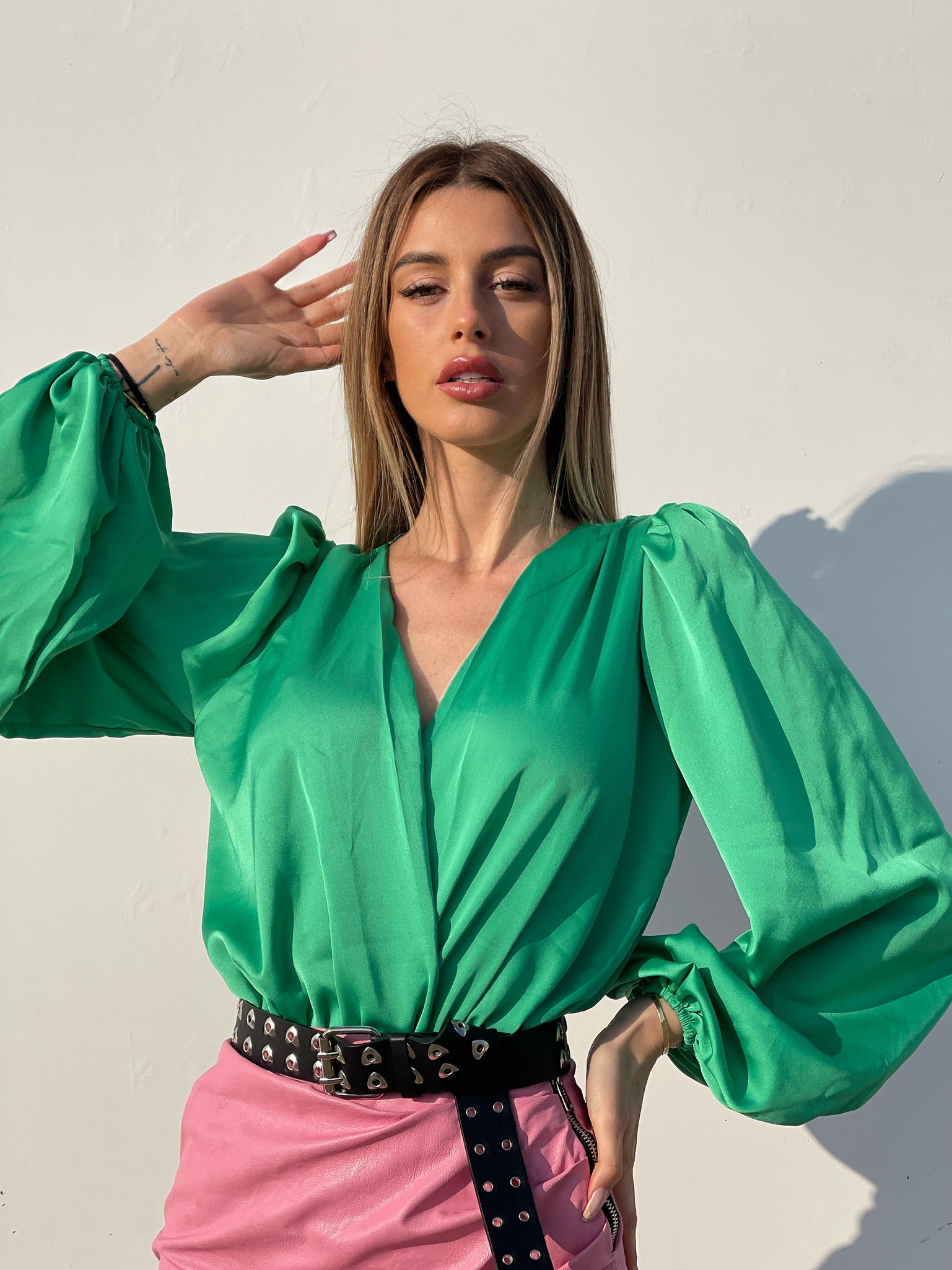 Body in raso scollo a V verde smeraldo - R.a. Boutique 