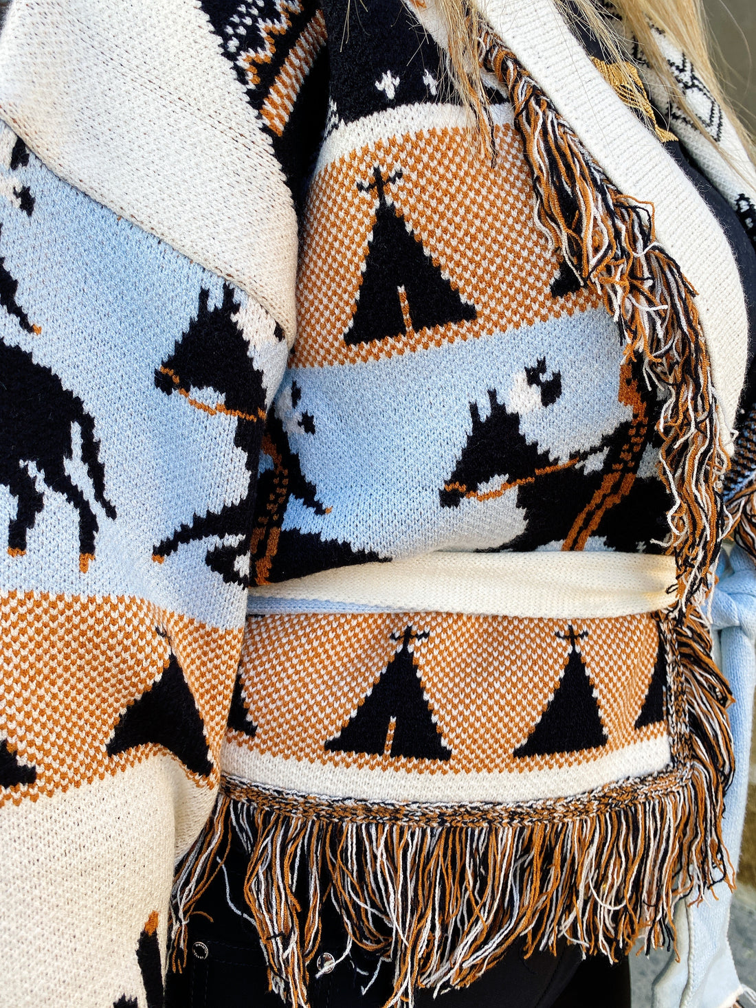 Cardigan corto frange e cinta con cavallo celeste - R.a. Boutique 