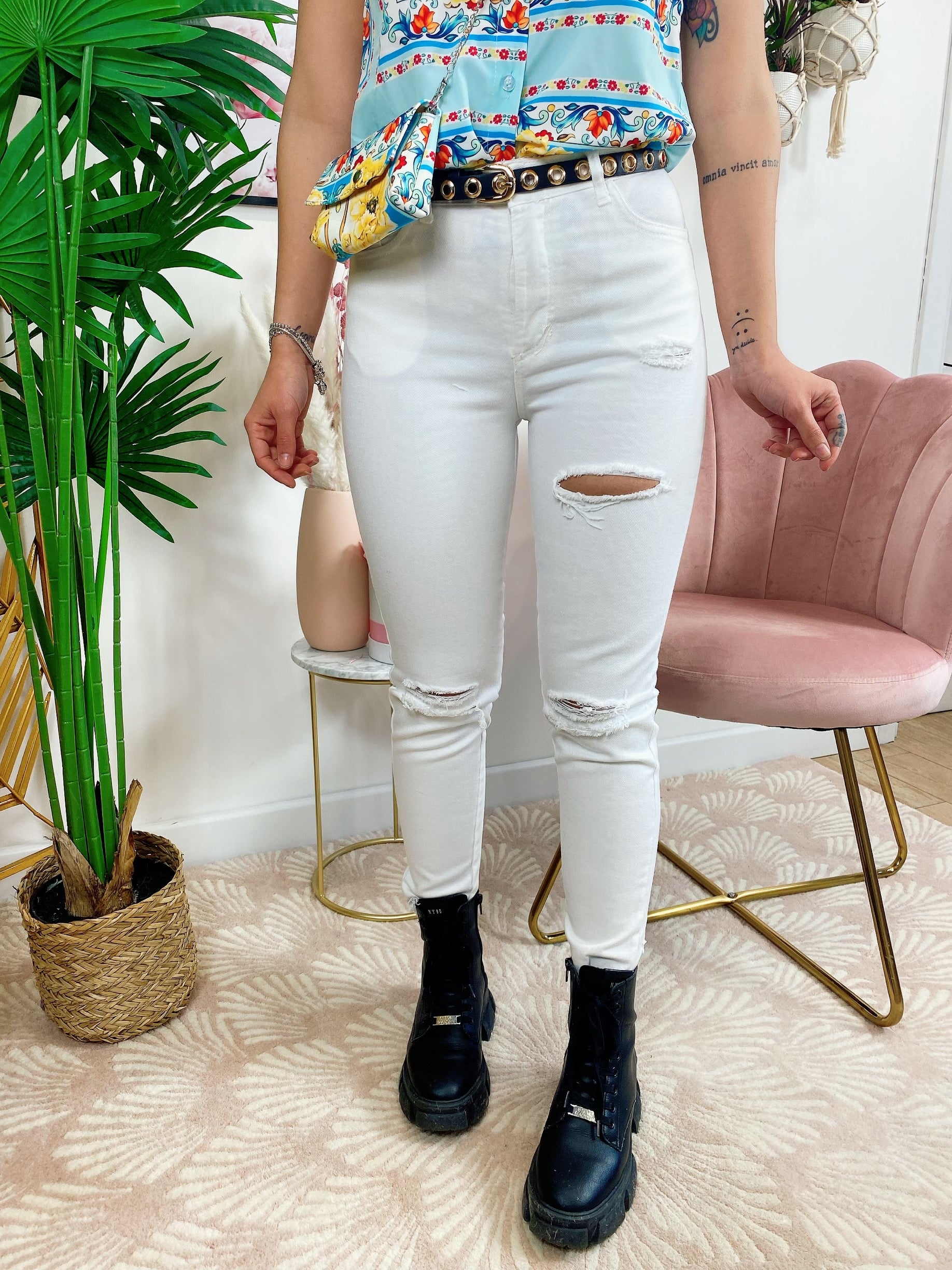 Jeans bianco con strappo sul lato B - R.a. Boutique 