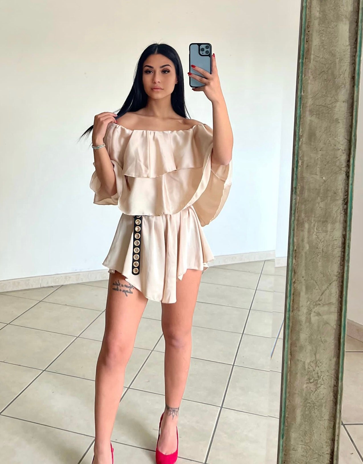 Tutina beige scollo a barchetta e balze - R.a. Boutique 