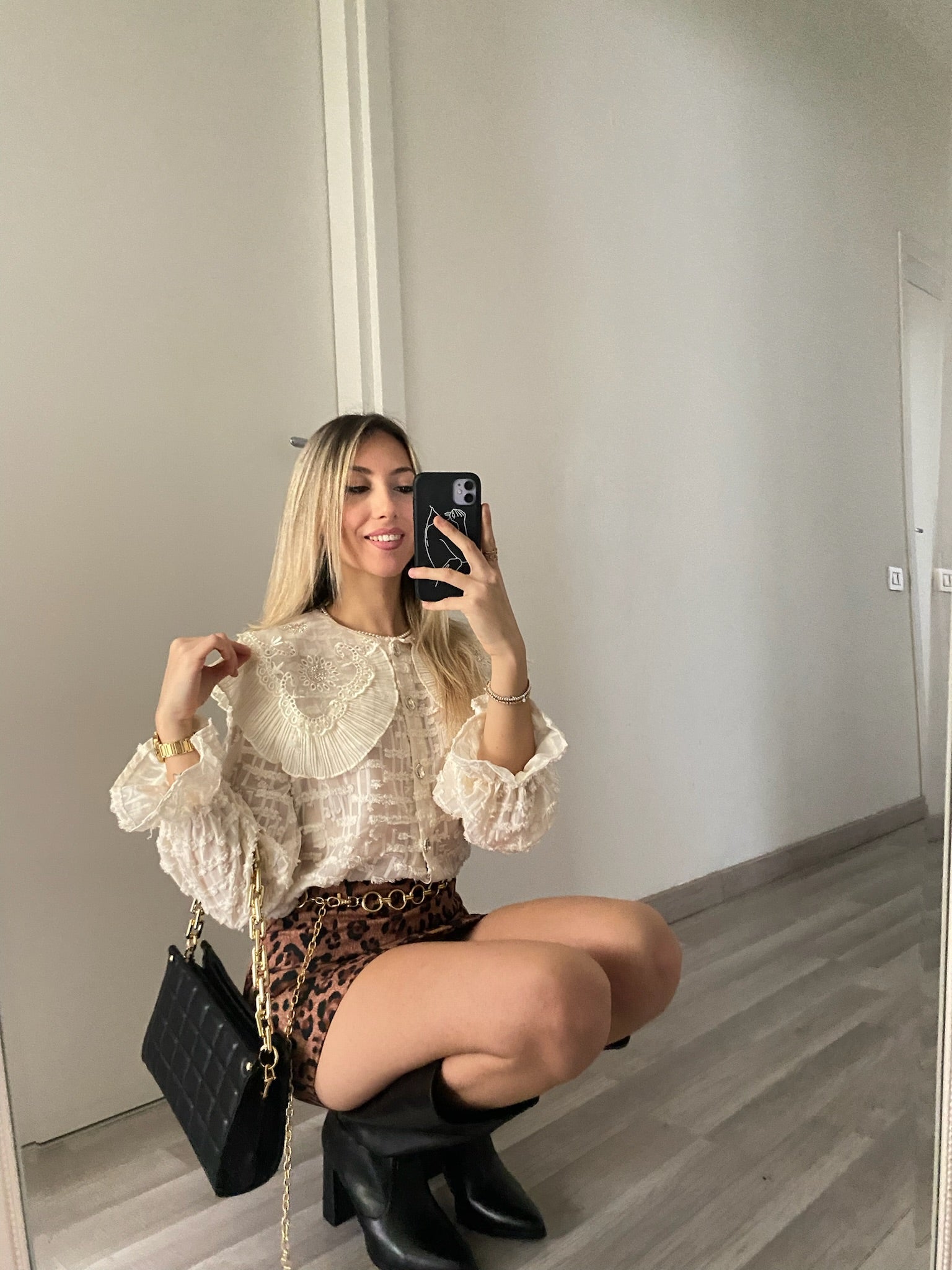 Camicia in pizzo beige con ricami - R.a. Boutique 