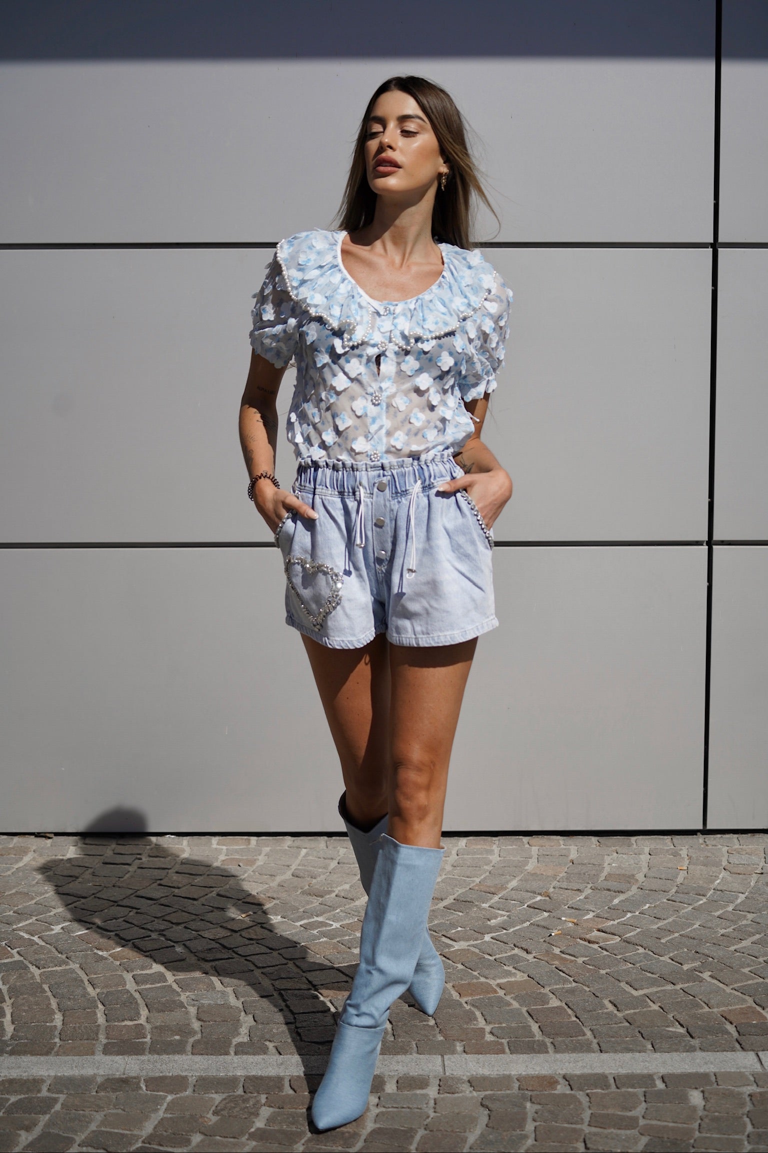 Camicia celeste a manica corta con fiori - R.a. Boutique 