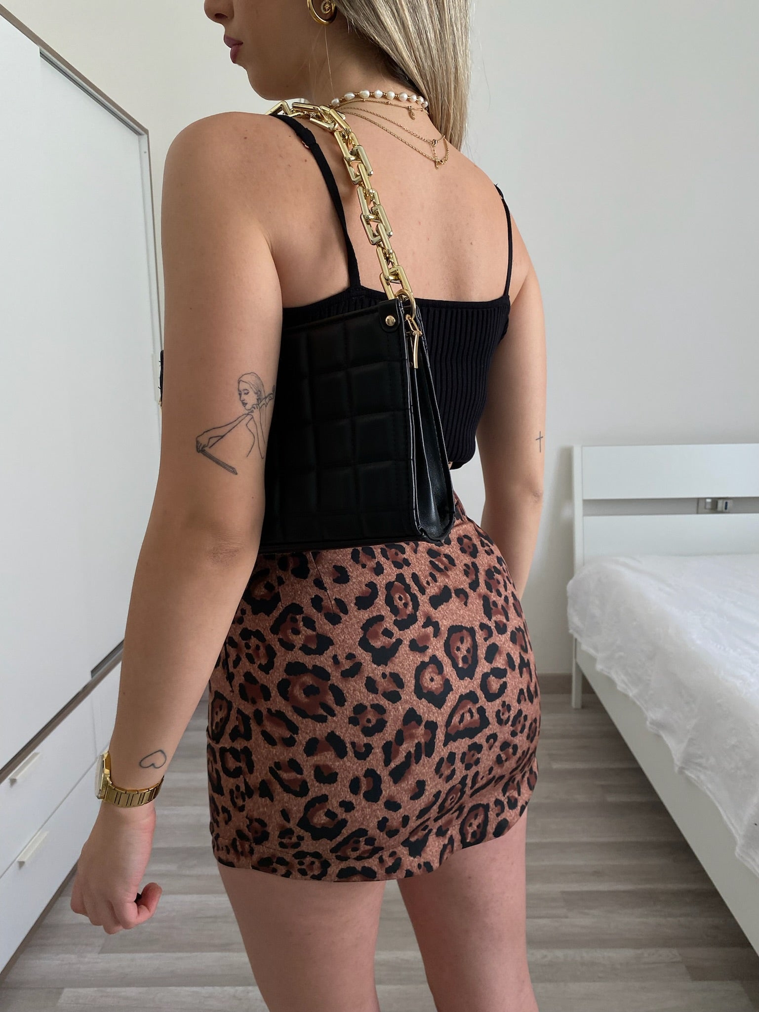 Top nero con anelli oro - R.a. Boutique 