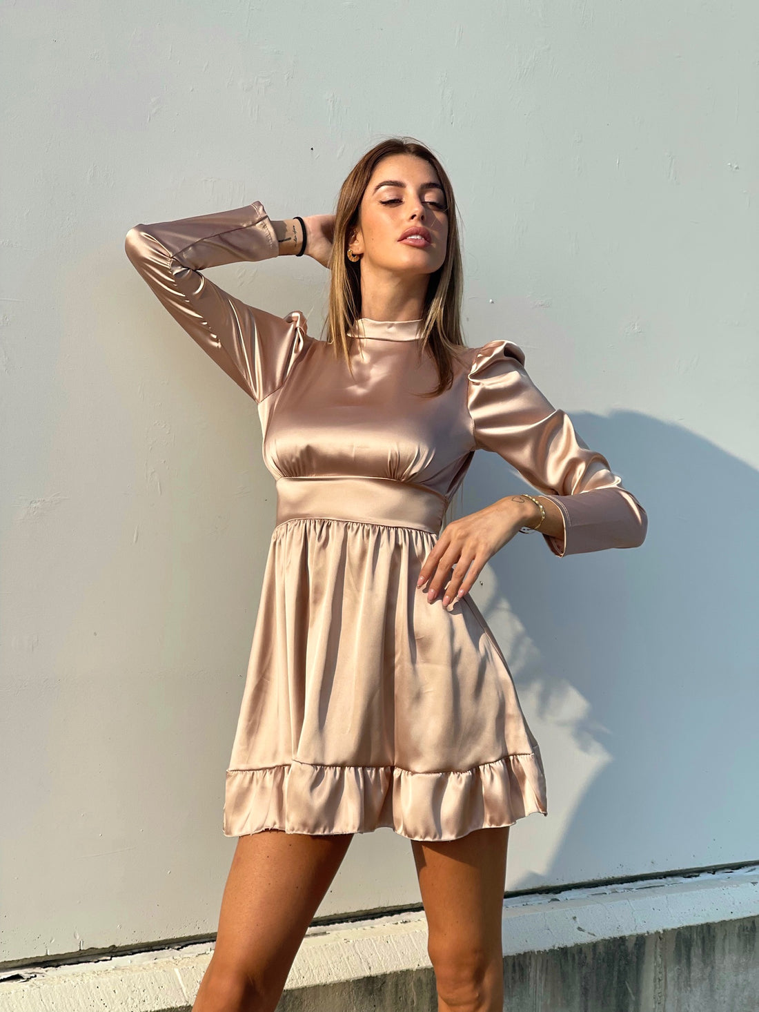 Abito in raso beige  con schiena aperta - R.a. Boutique 