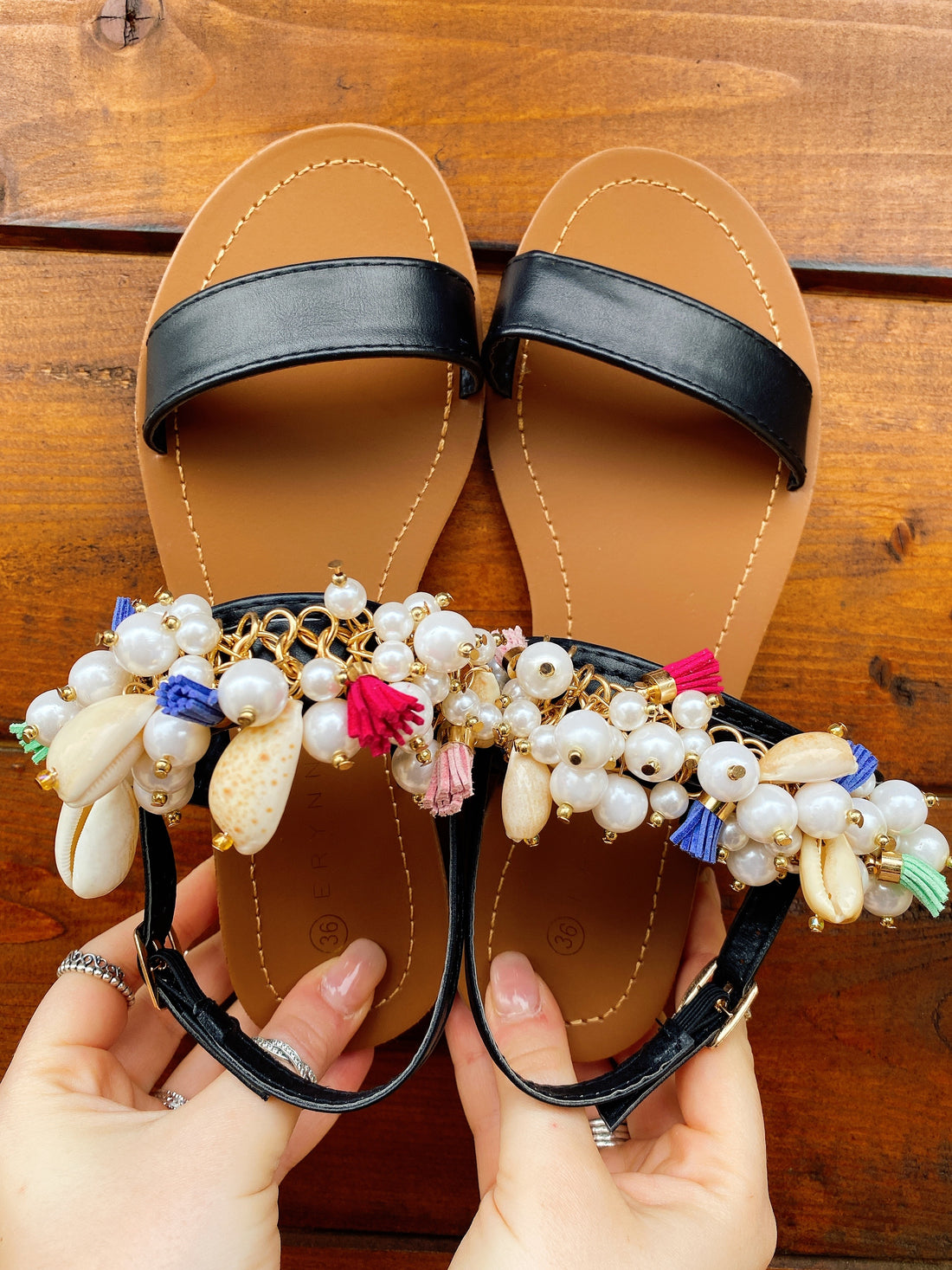 Ciabatte con ciondoli nere - R.a. Boutique 