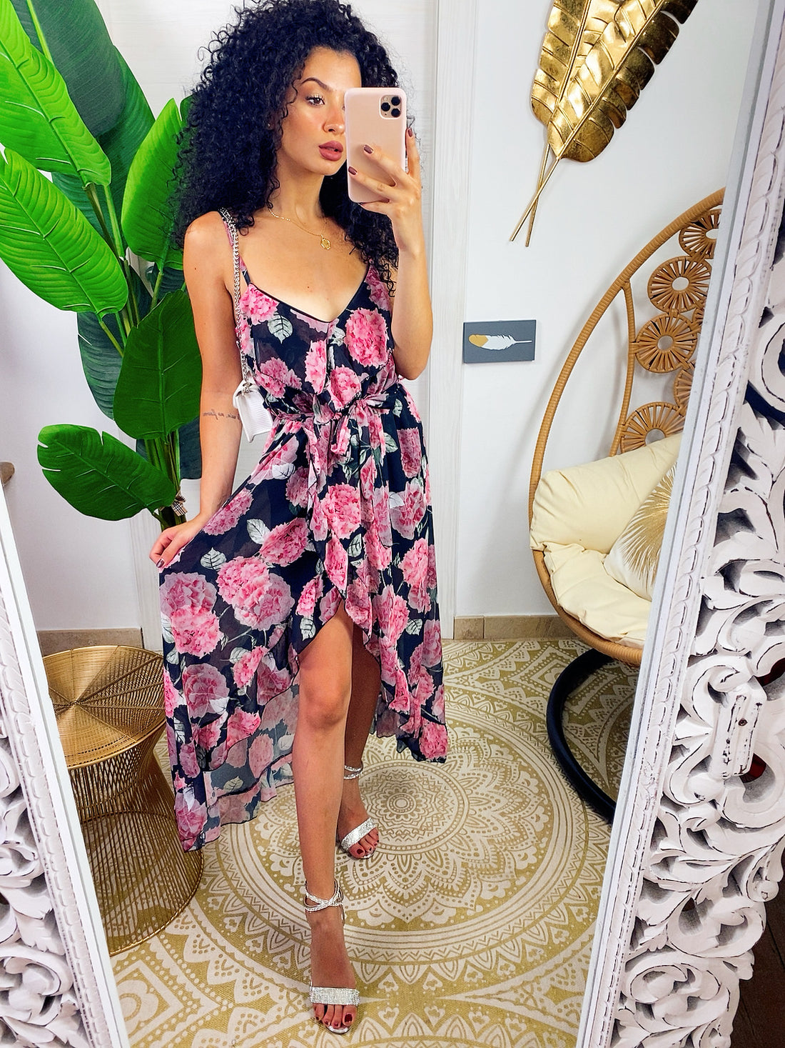 Abito con gonna asimmetrica e fiori rosa in base nero - R.a. Boutique 