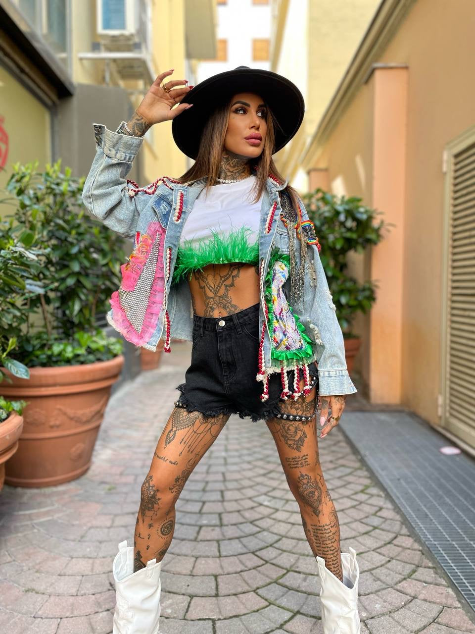 T-shirt crop piume verdi - R.a. Boutique 