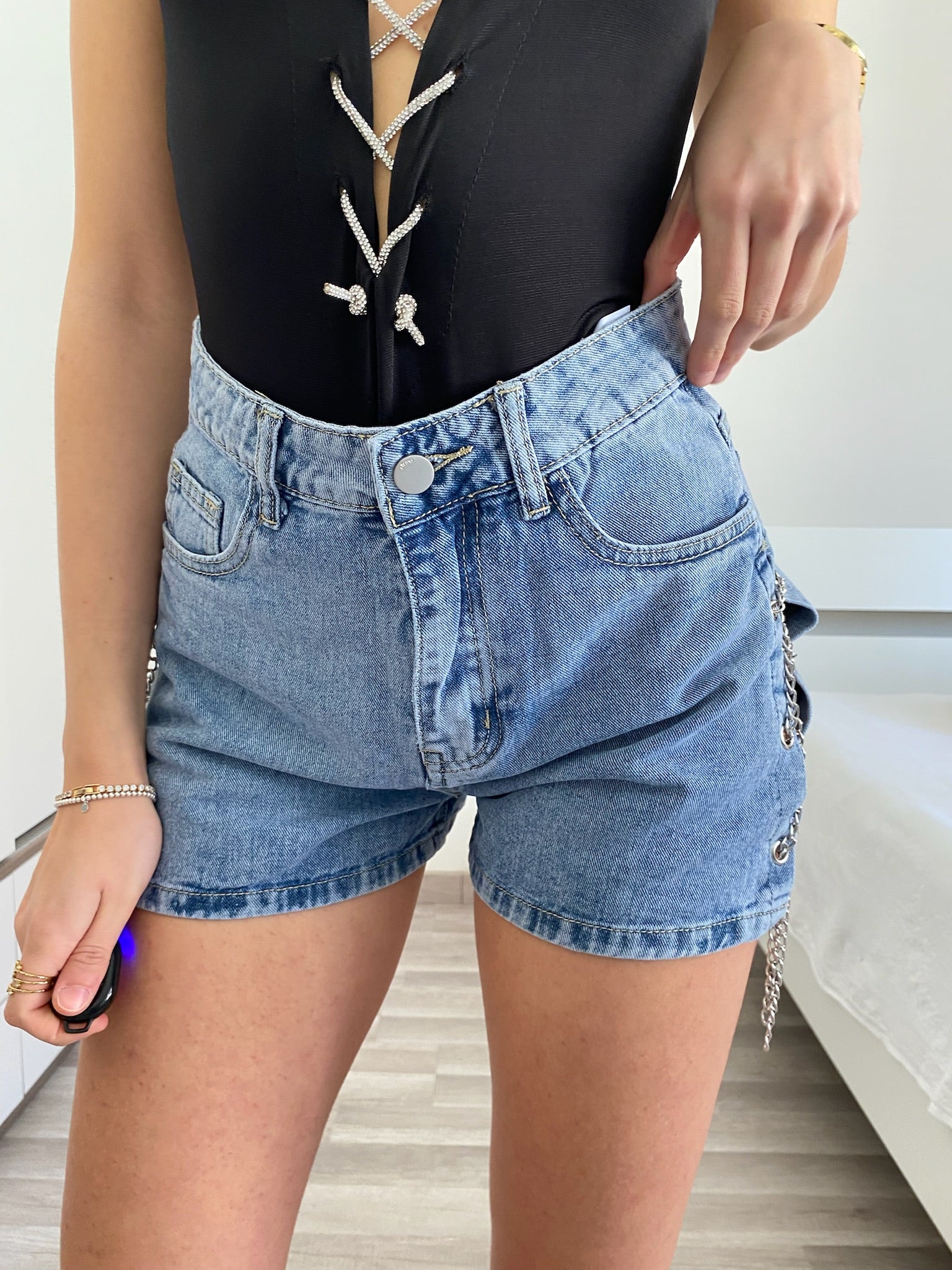 Short in jeans con catene laterali - R.a. Boutique 