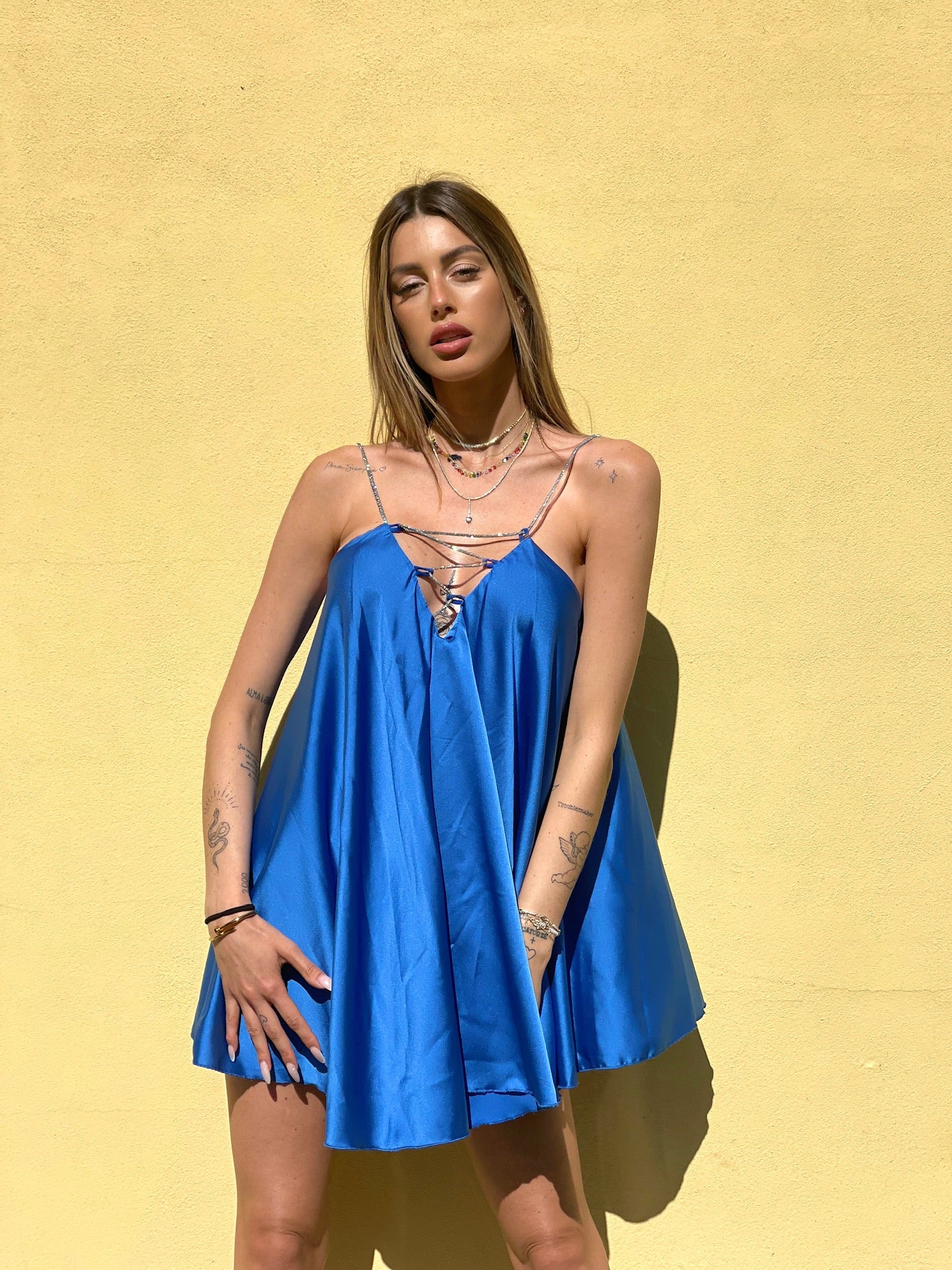 Abito in raso blu elettrico con punto luce - R.a. Boutique 