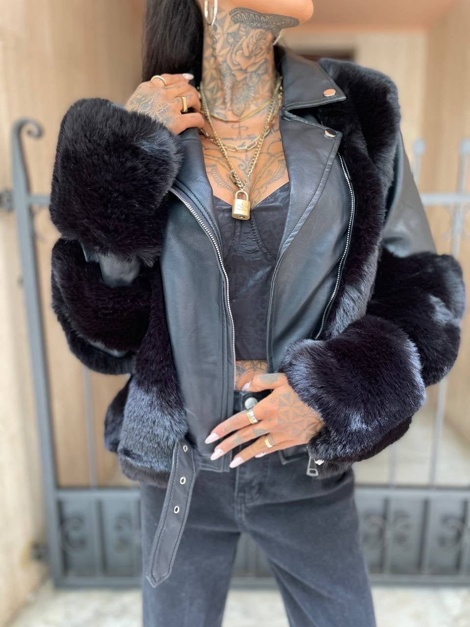 Giaccone nero con eco-pelo - R.a. Boutique 