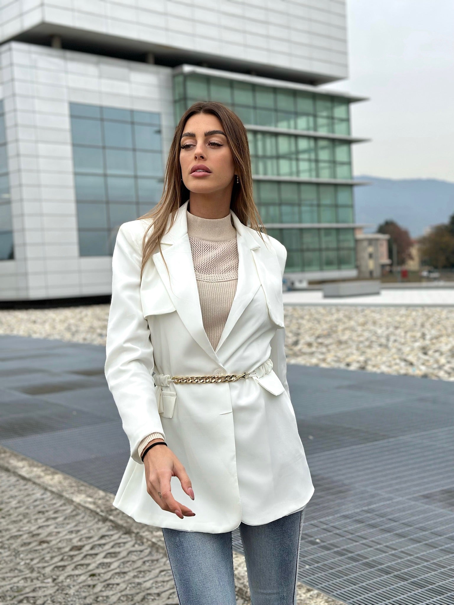 Blazer bianco con cintura - R.a. Boutique 