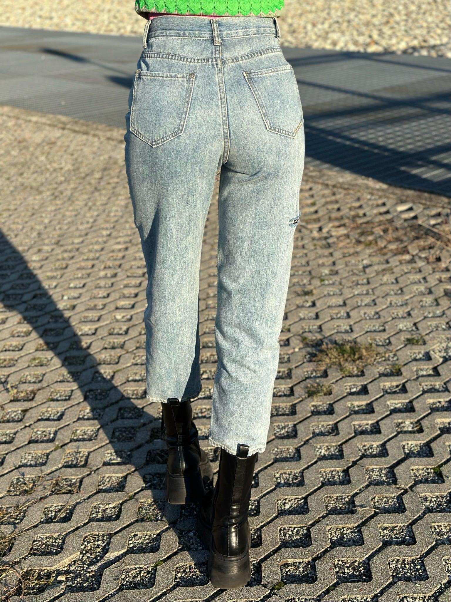 jeans ampio con strappi - R.a. Boutique 