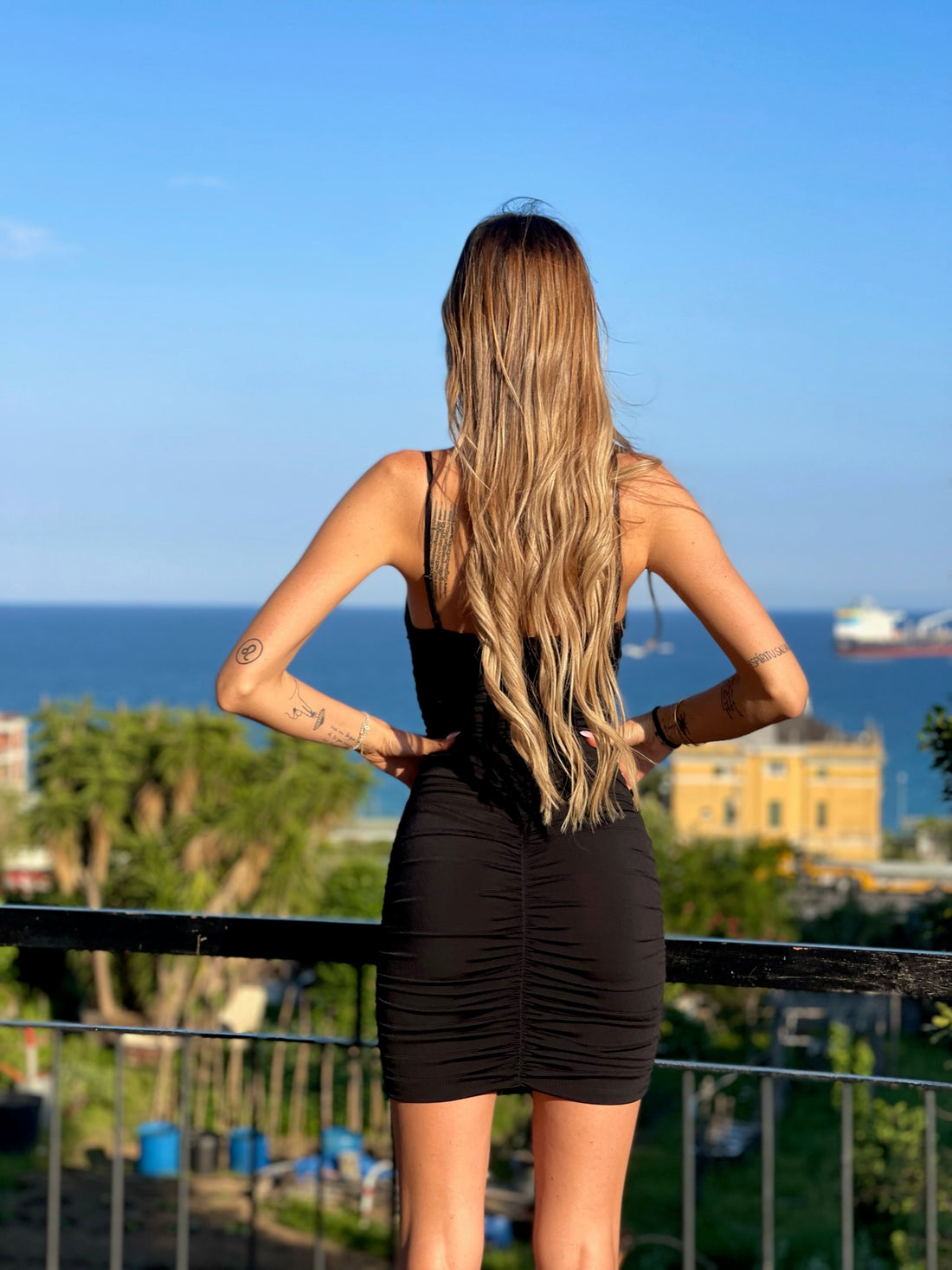 Abito nero semplice con arricciatura - R.a. Boutique 