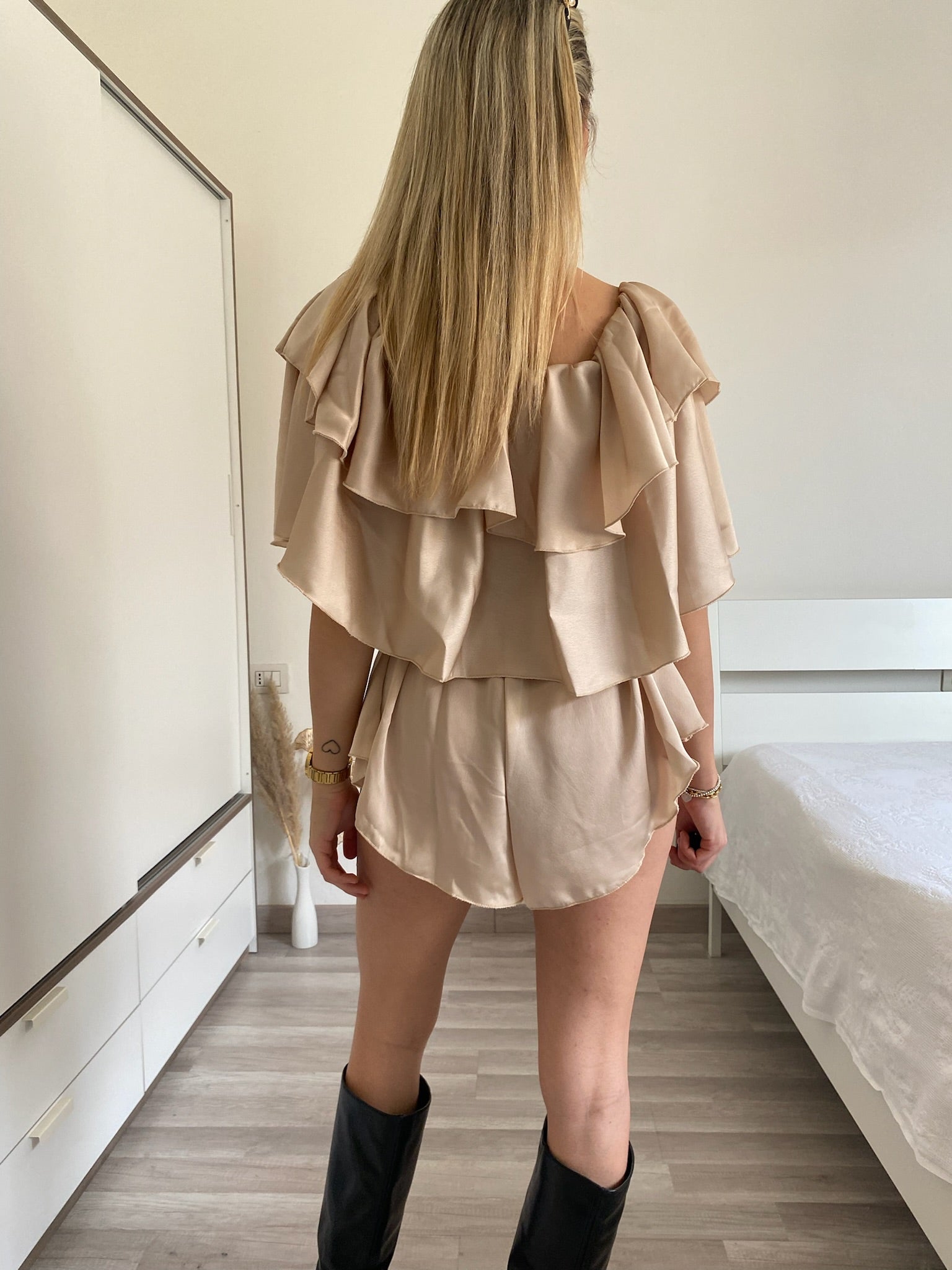 Tutina beige scollo a barchetta e balze - R.a. Boutique 