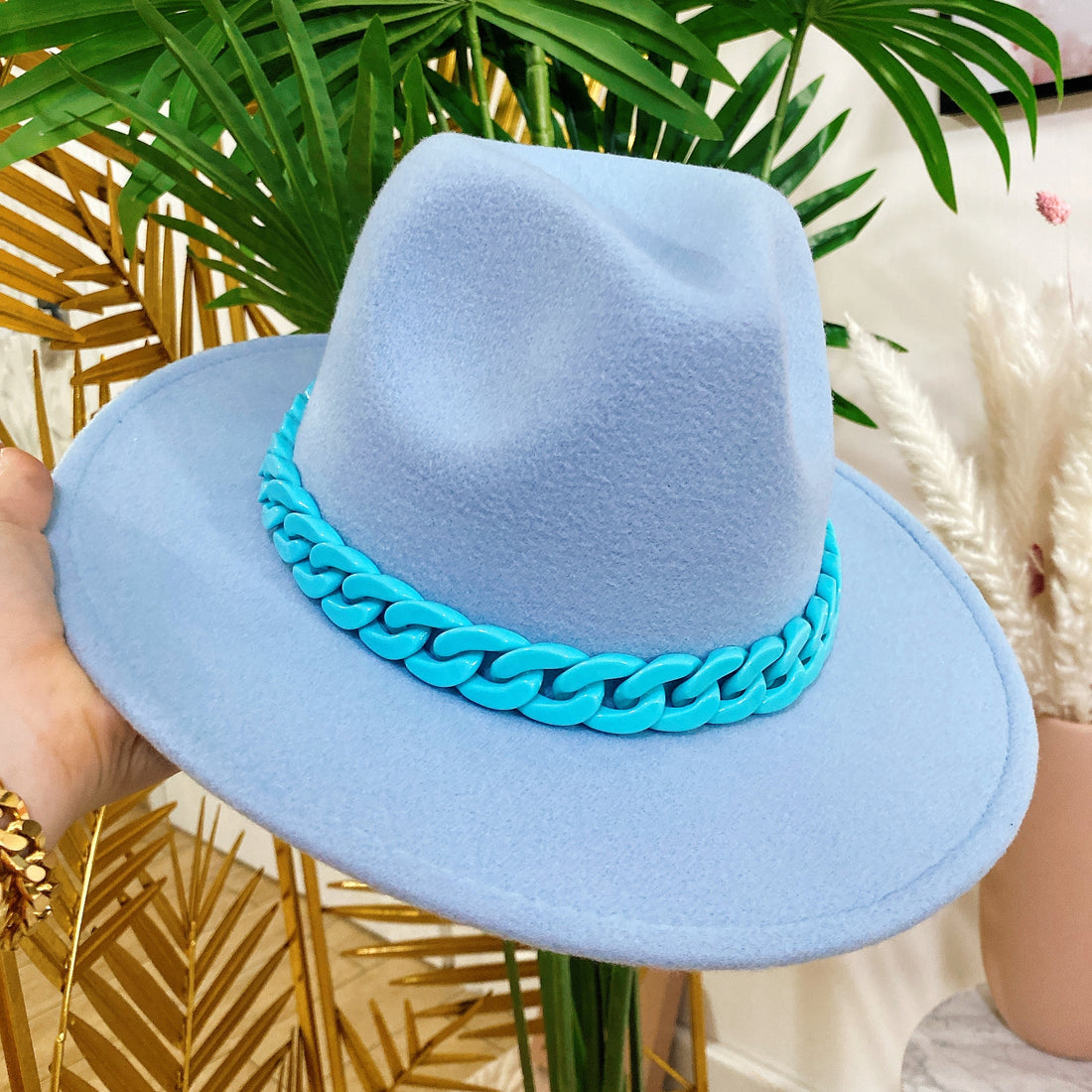 Cappello celeste con catena - R.a. Boutique 