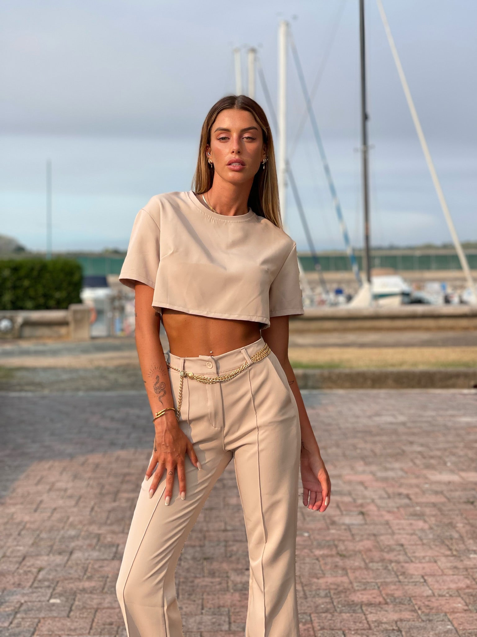 Completo maglia crop e pantalone beige - R.a. Boutique 