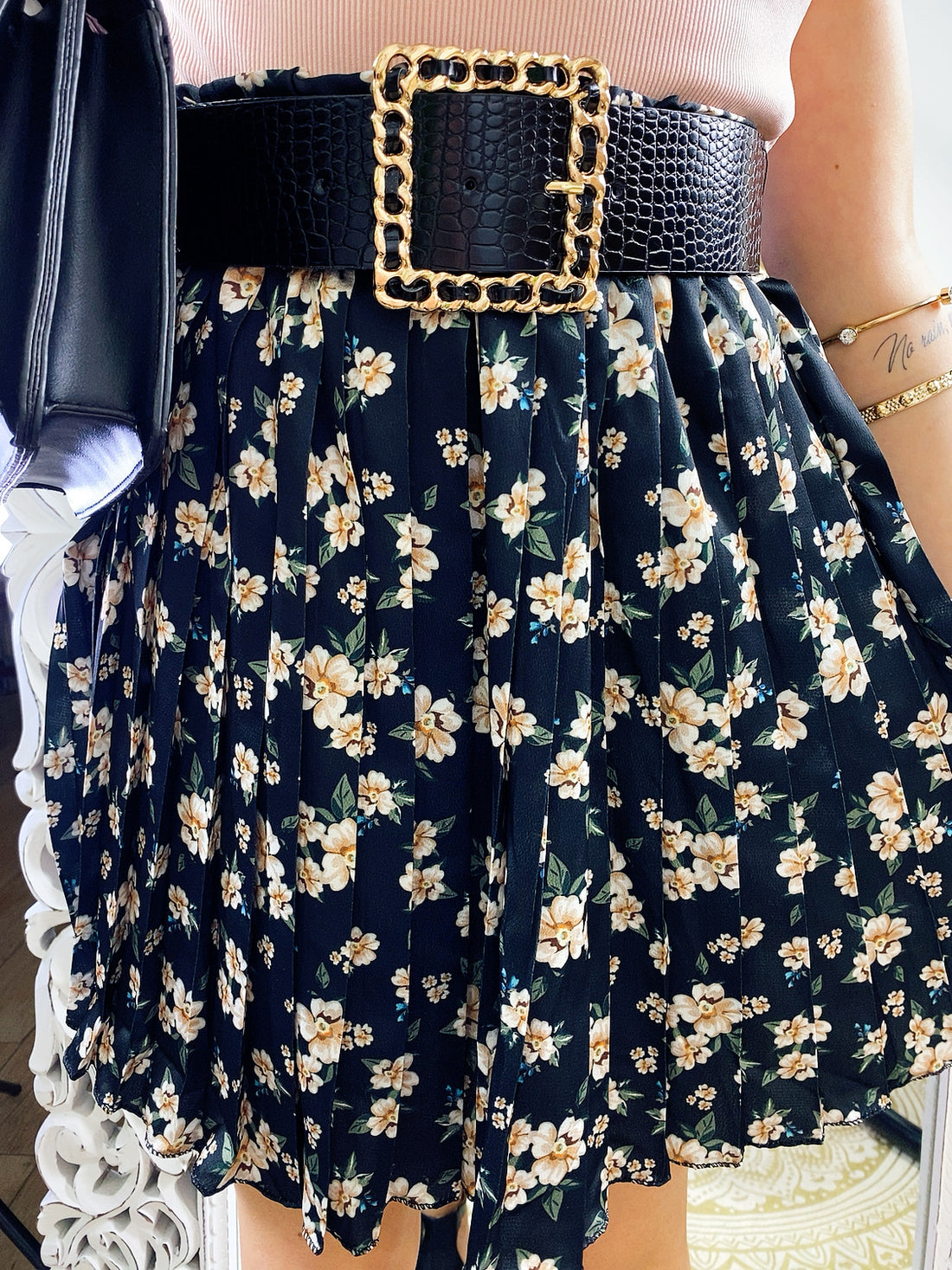 Cintura nera coccodrillata con catena oro - R.a. Boutique 