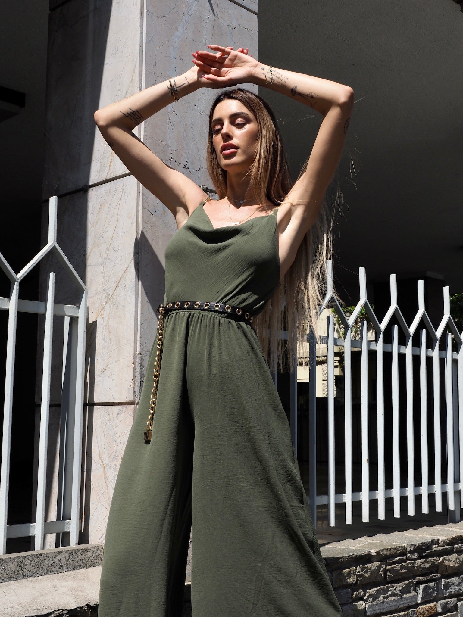 Tuta verde militare a palazzo spalline in catena - R.a. Boutique 