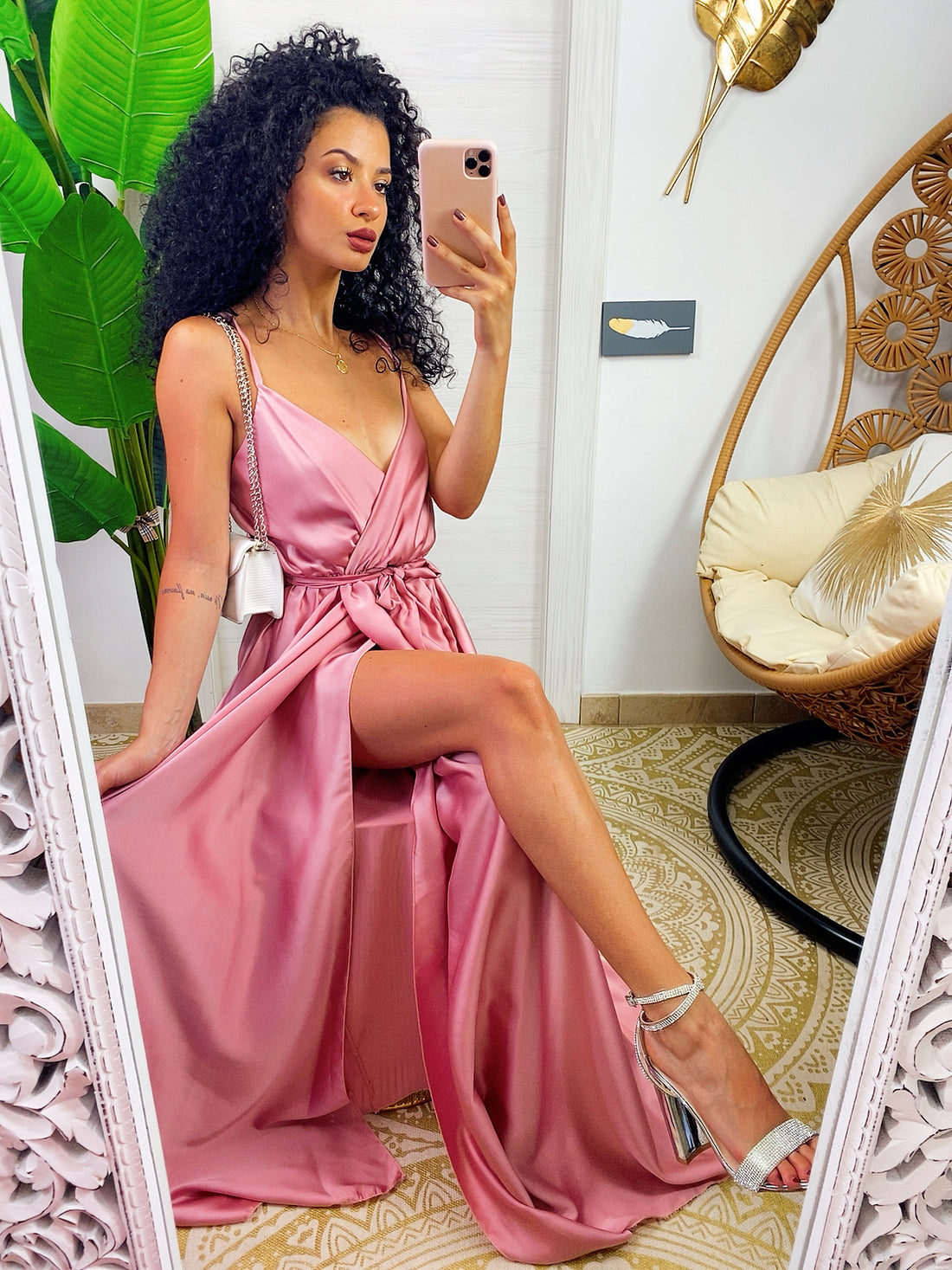 Abito in raso con maxi spacco rosa - R.a. Boutique 