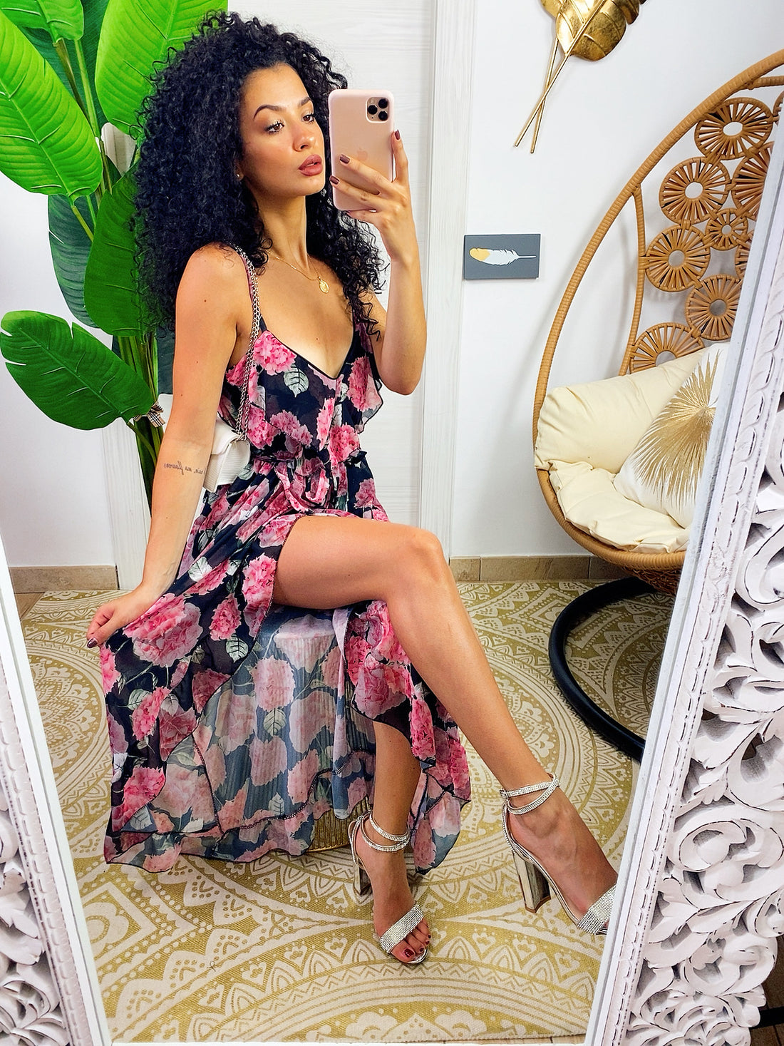 Abito con gonna asimmetrica e fiori rosa in base nero - R.a. Boutique 