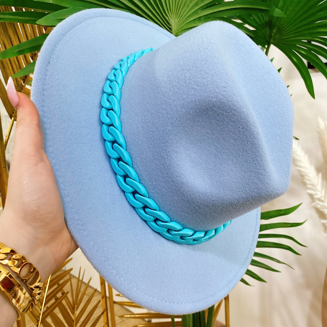 Cappello celeste con catena - R.a. Boutique 