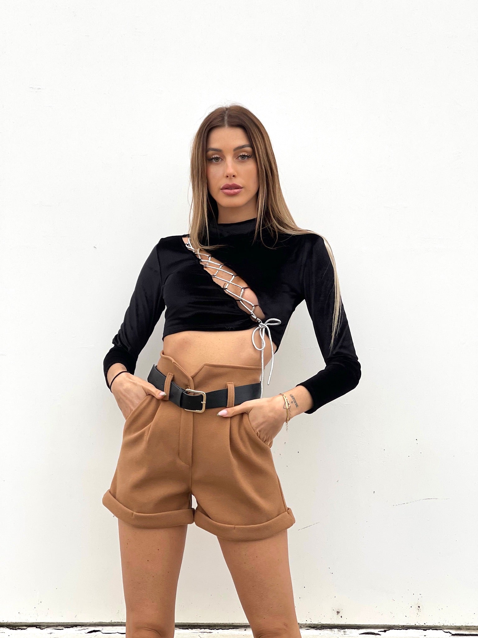 Top nero con stringhe - R.a. Boutique 