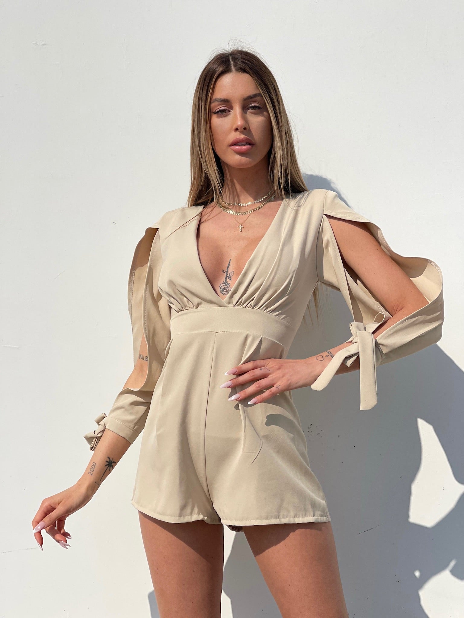 Tutina beige con fiocchetti - R.a. Boutique 