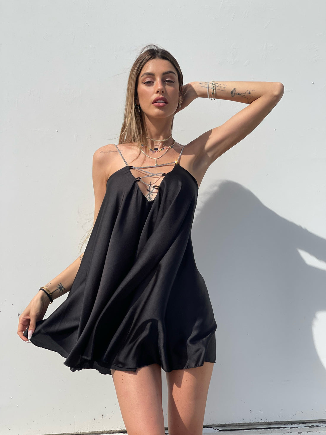 Abito in raso nero con punto luce - R.a. Boutique 