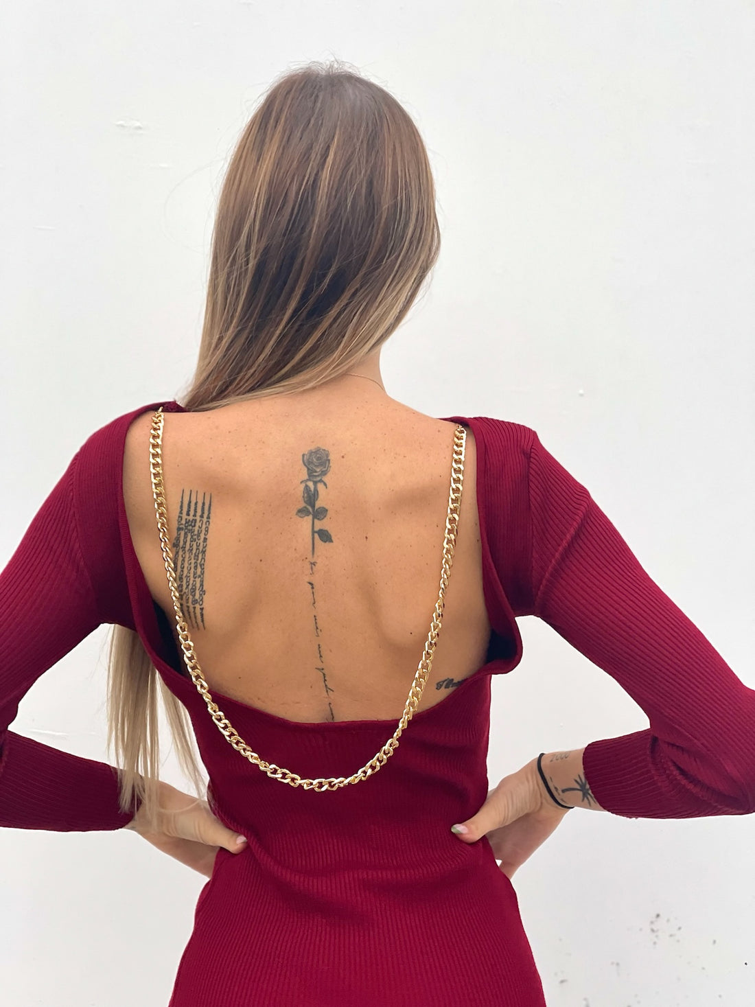 Abito midi con catena e schiena aperta Bordeaux - R.a. Boutique 