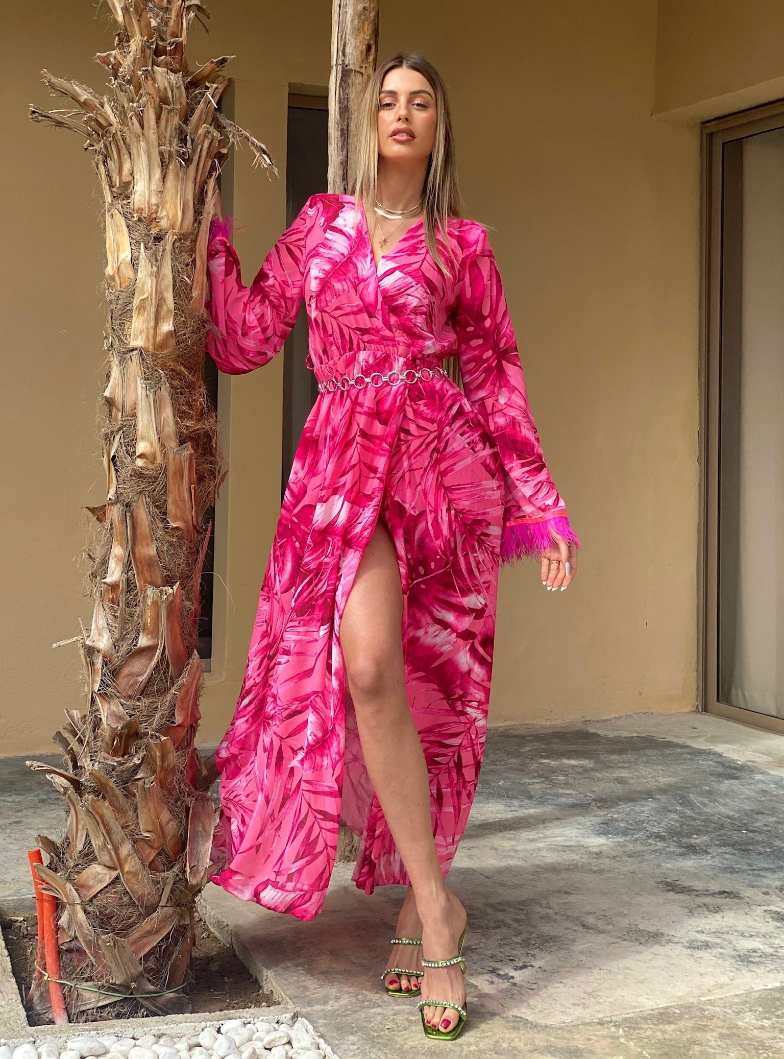 Abito con maxi spacco Fuxia con piume - R.a. Boutique 