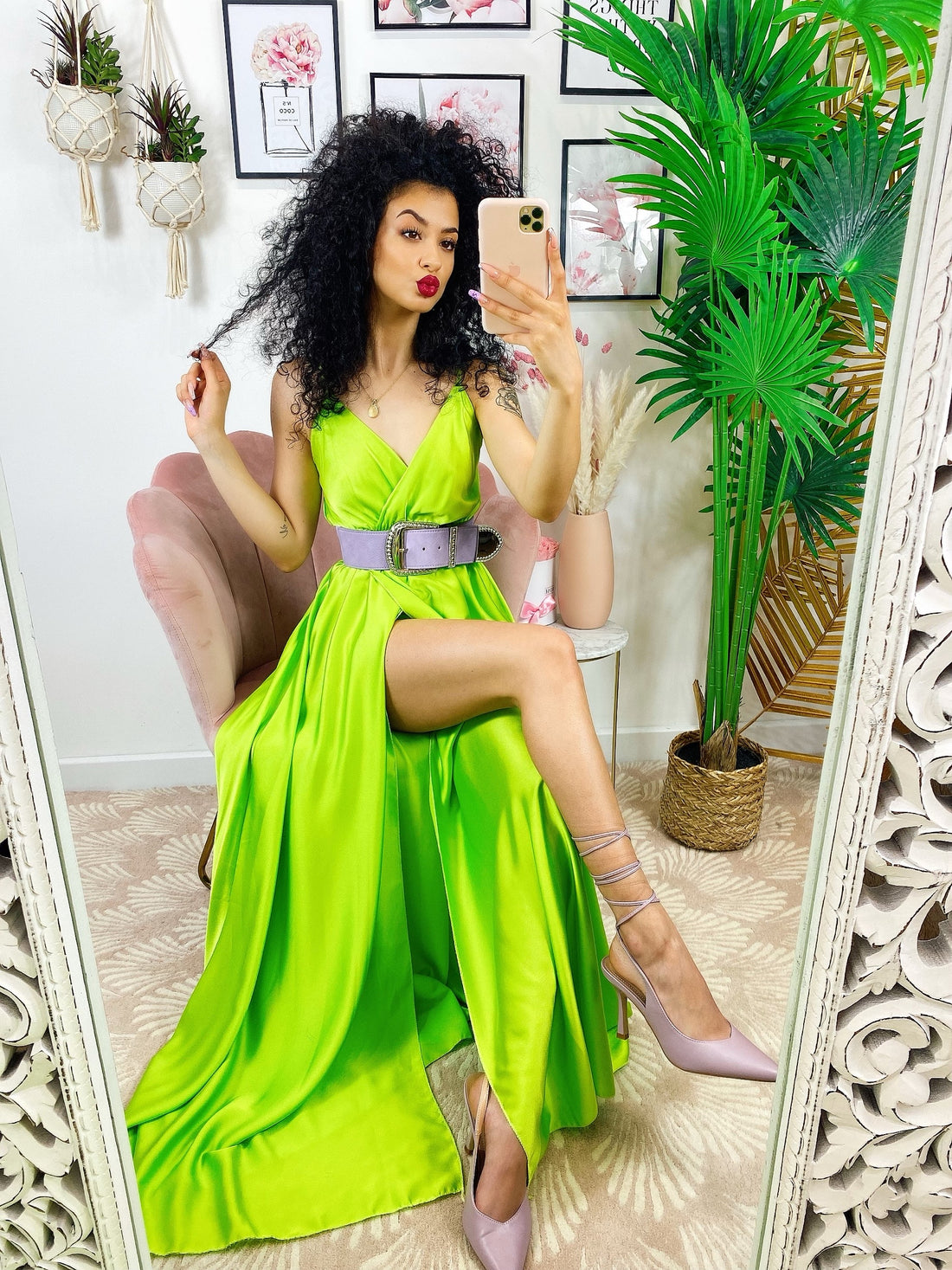 Abito in raso con maxi spacco verde acido - R.a. Boutique 