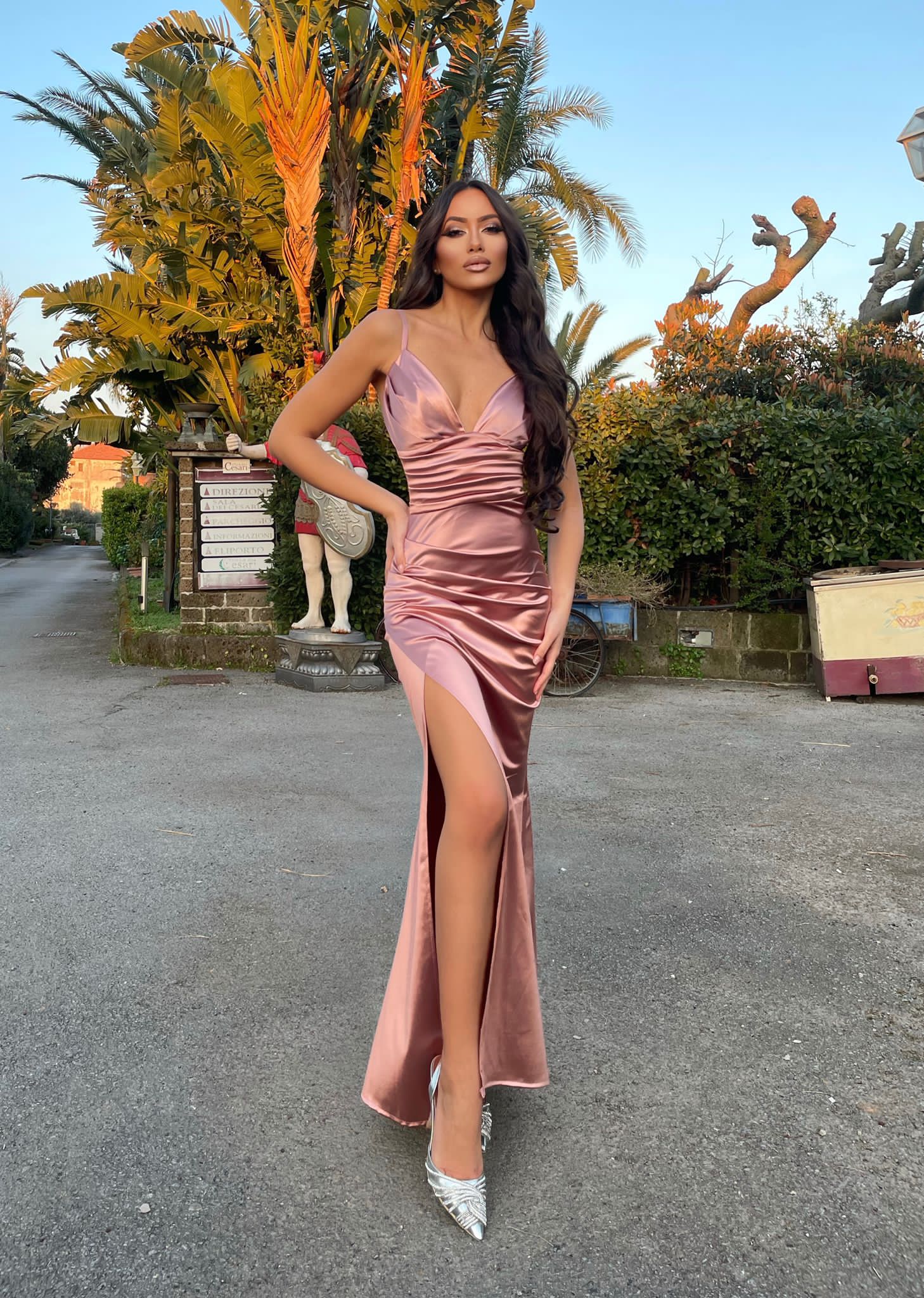 Abito in raso cipria con drappeggio - R.a. Boutique 