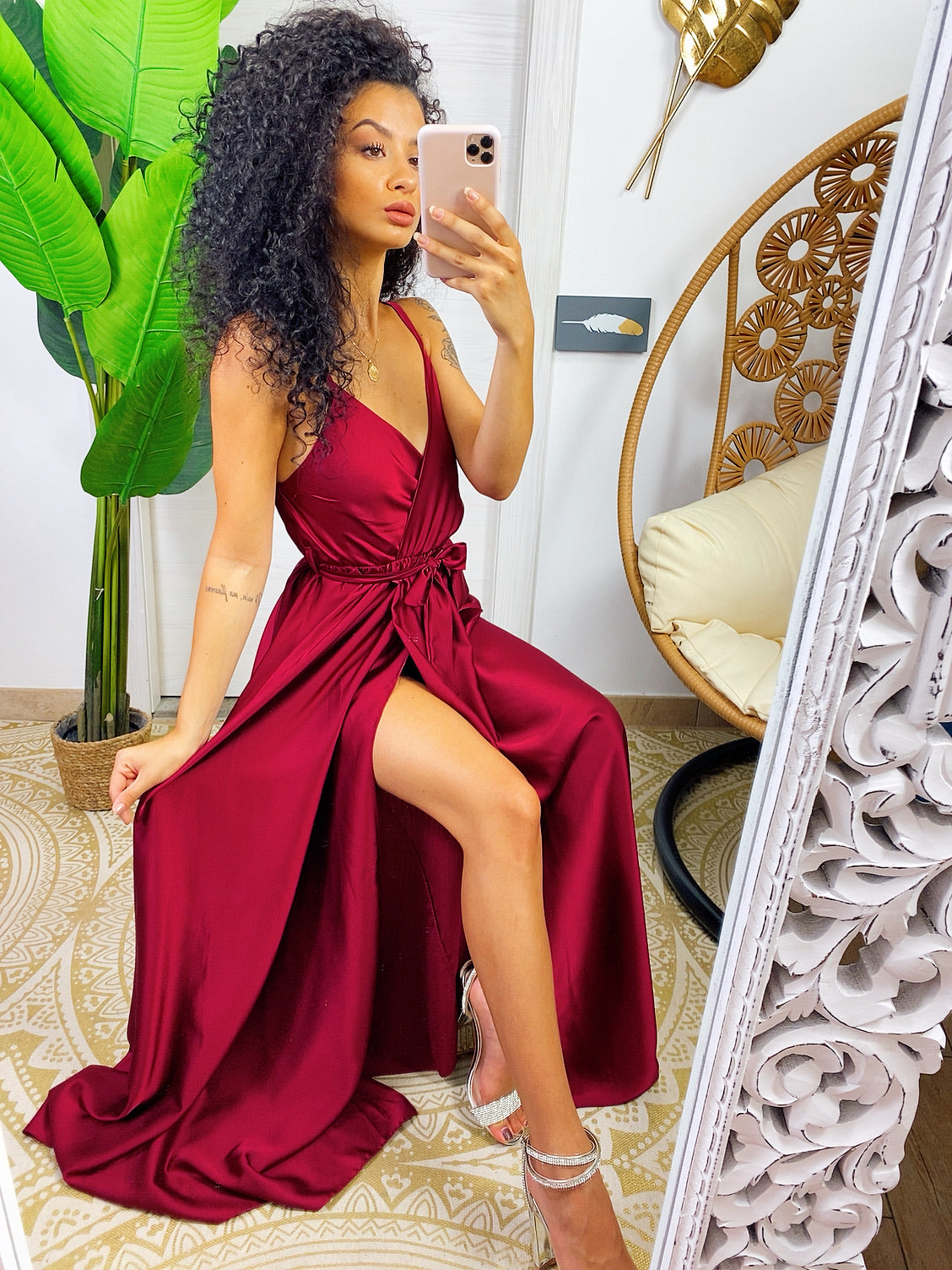 Abito in raso con maxi spacco Bordeaux scuro - R.a. Boutique 