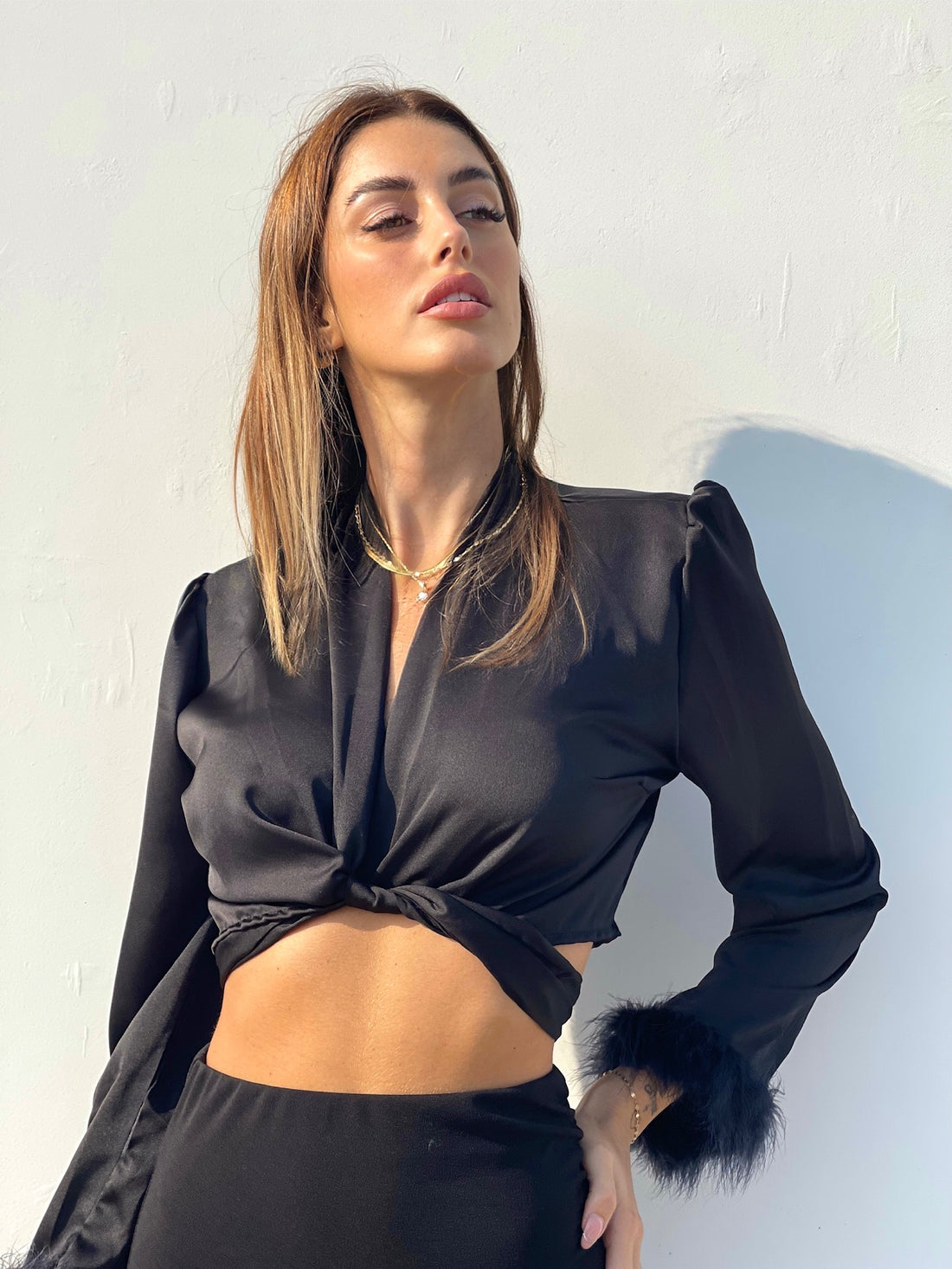 Top nero con piume - R.a. Boutique 