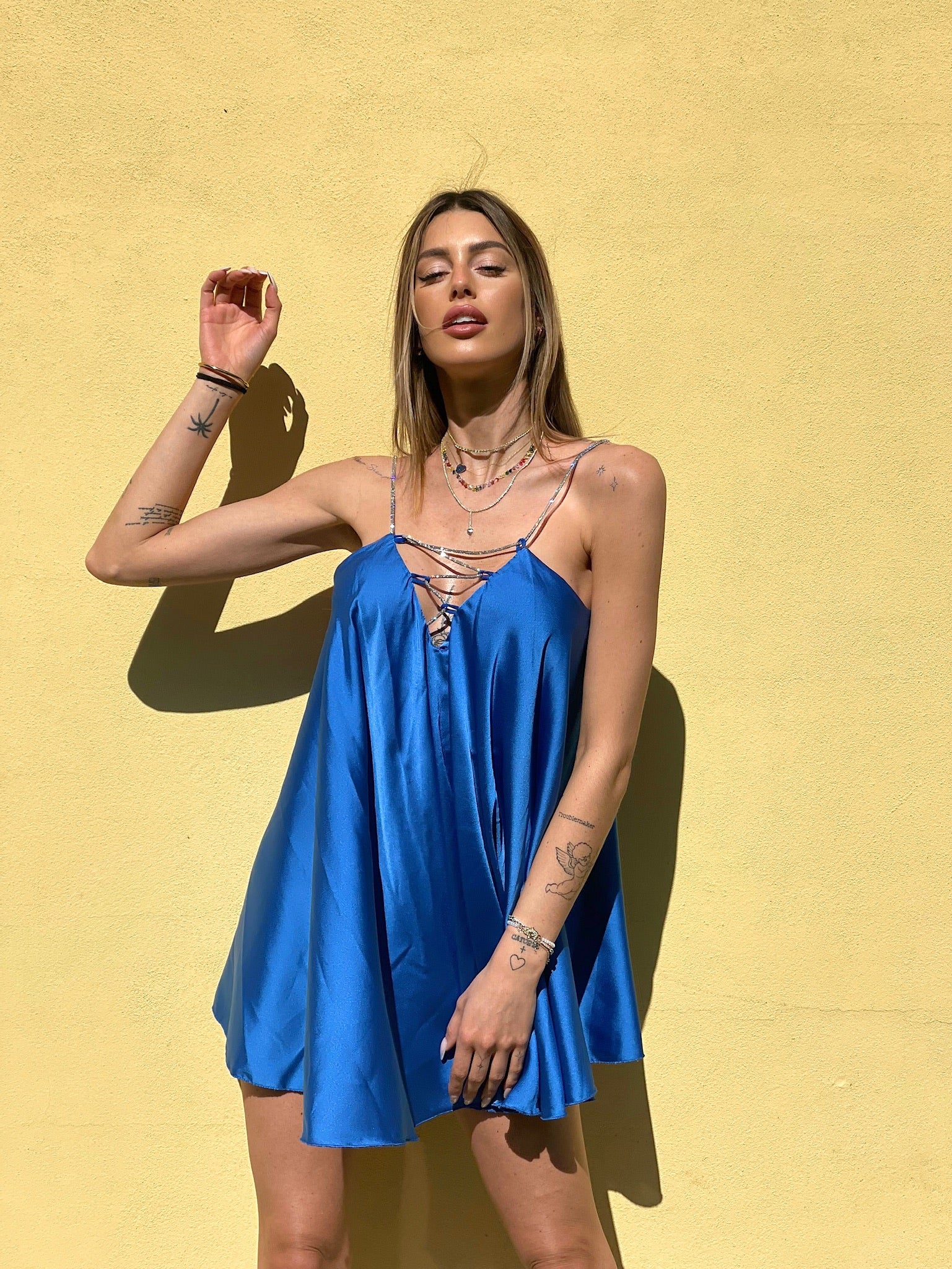 Abito in raso blu elettrico con punto luce - R.a. Boutique 