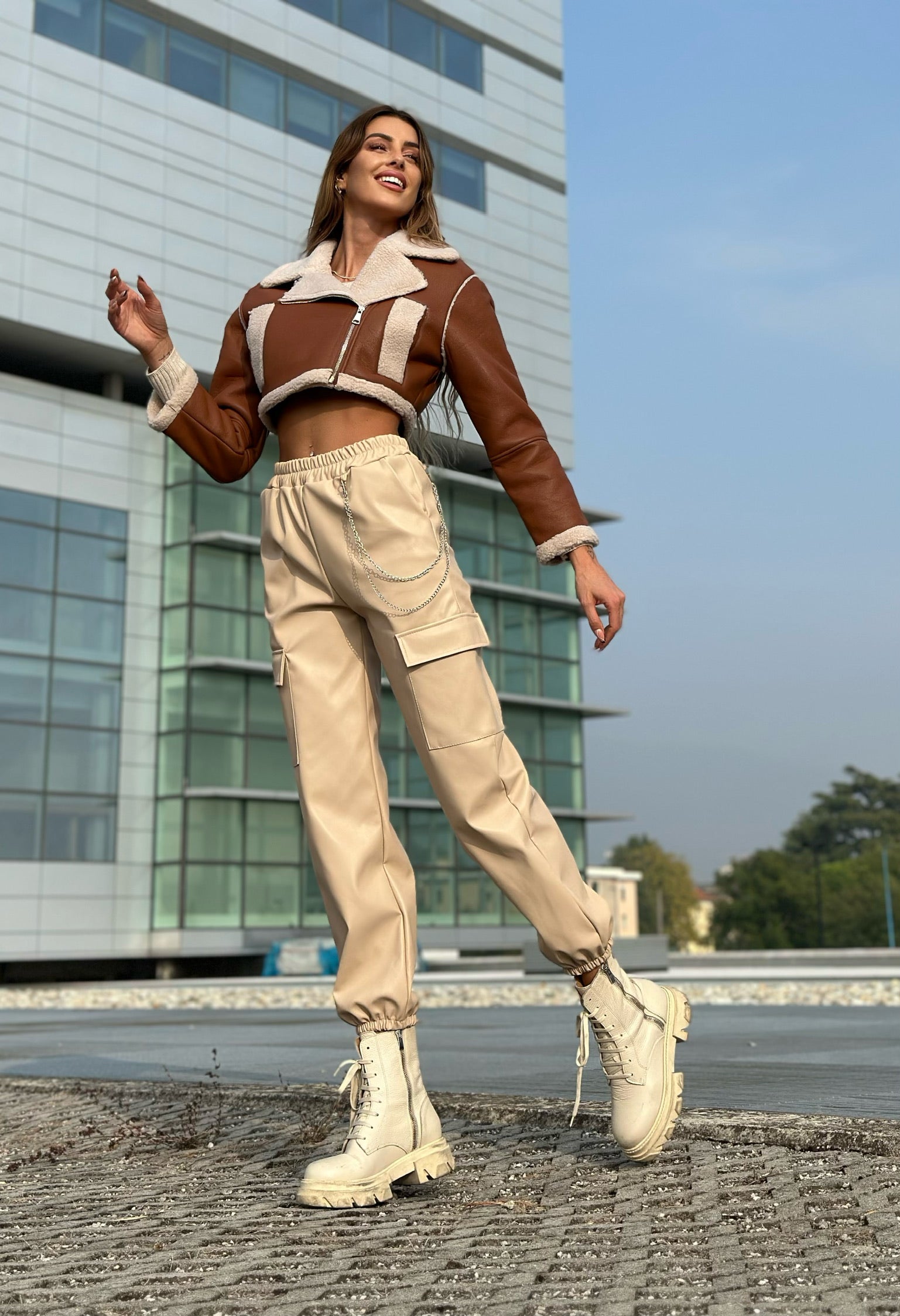 Pantalone in ecopelle con catenina beige - R.a. Boutique 