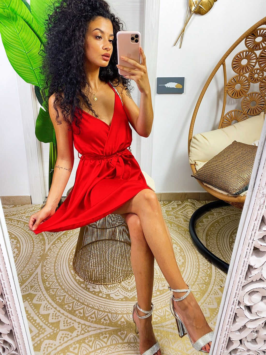 Abito in raso rosso con cintura in vita - R.a. Boutique 