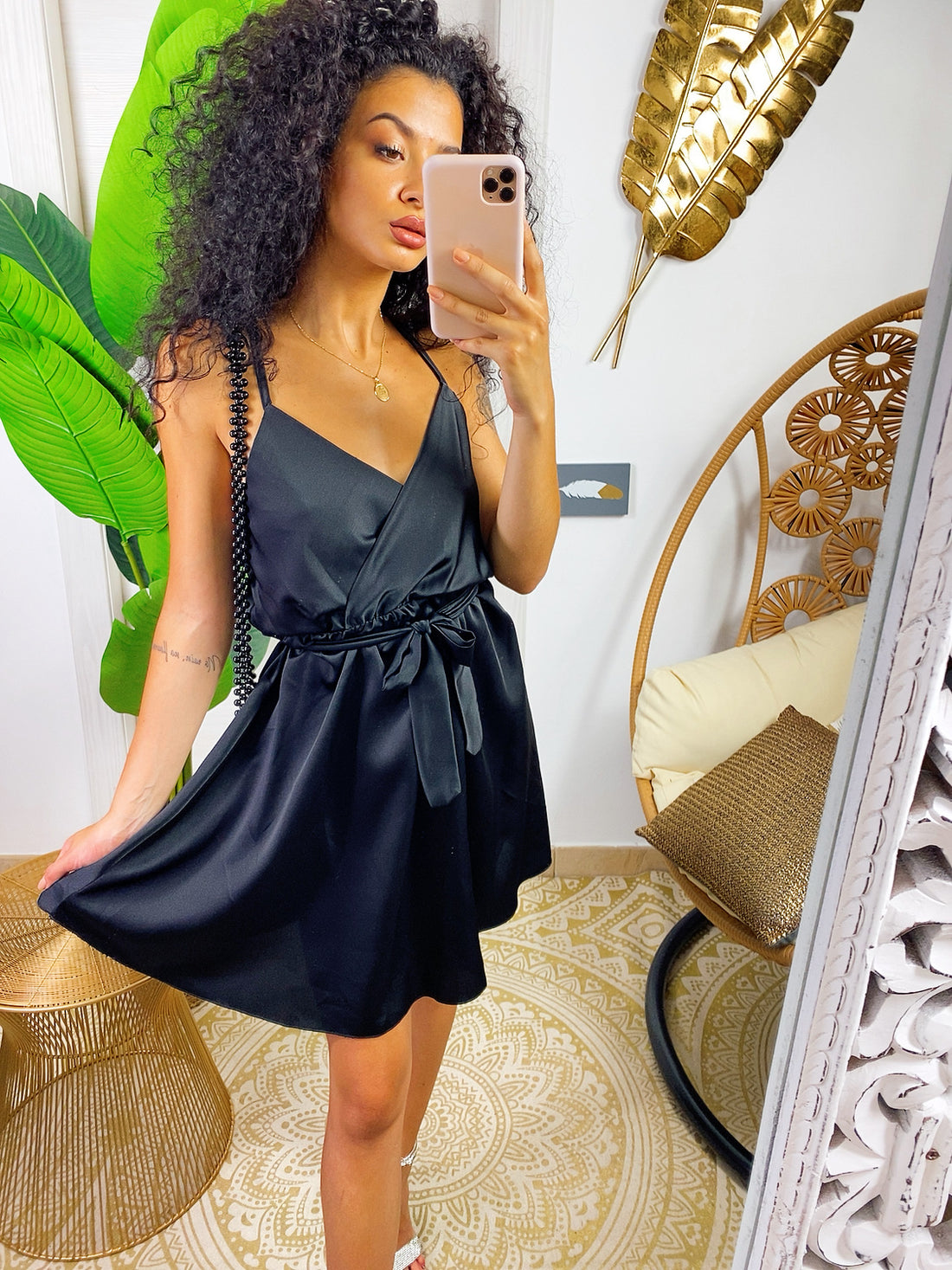 Abito in raso nero con cintura in vita - R.a. Boutique 