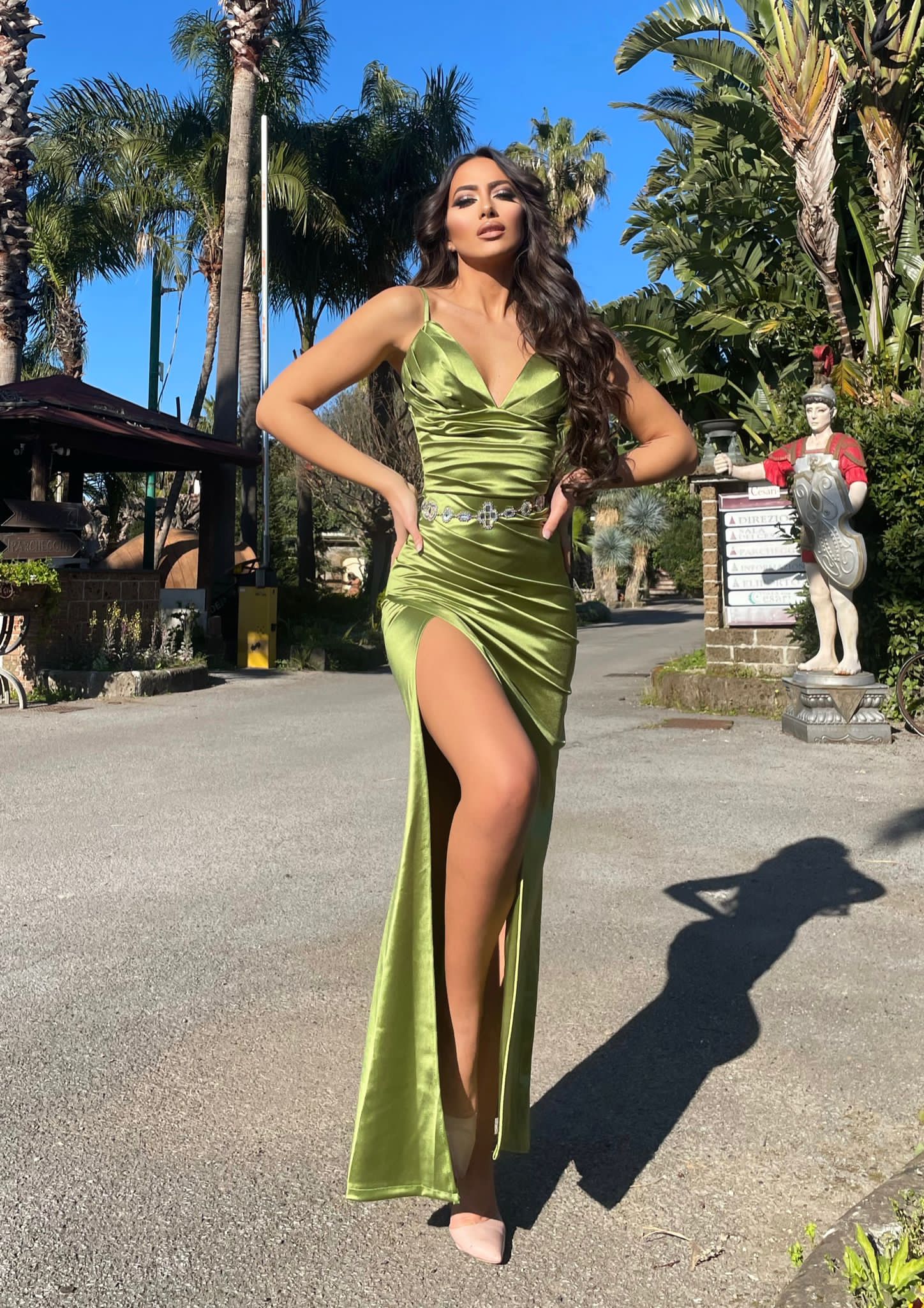 Abito in raso verde lime con drappeggio - R.a. Boutique 