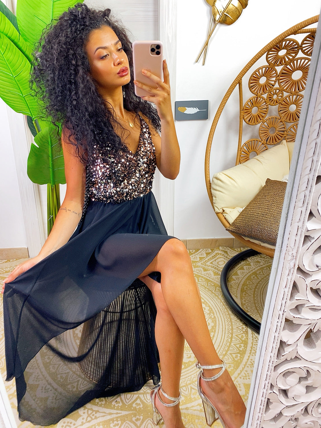 Abito nero con paillettes nel corpetto - R.a. Boutique 