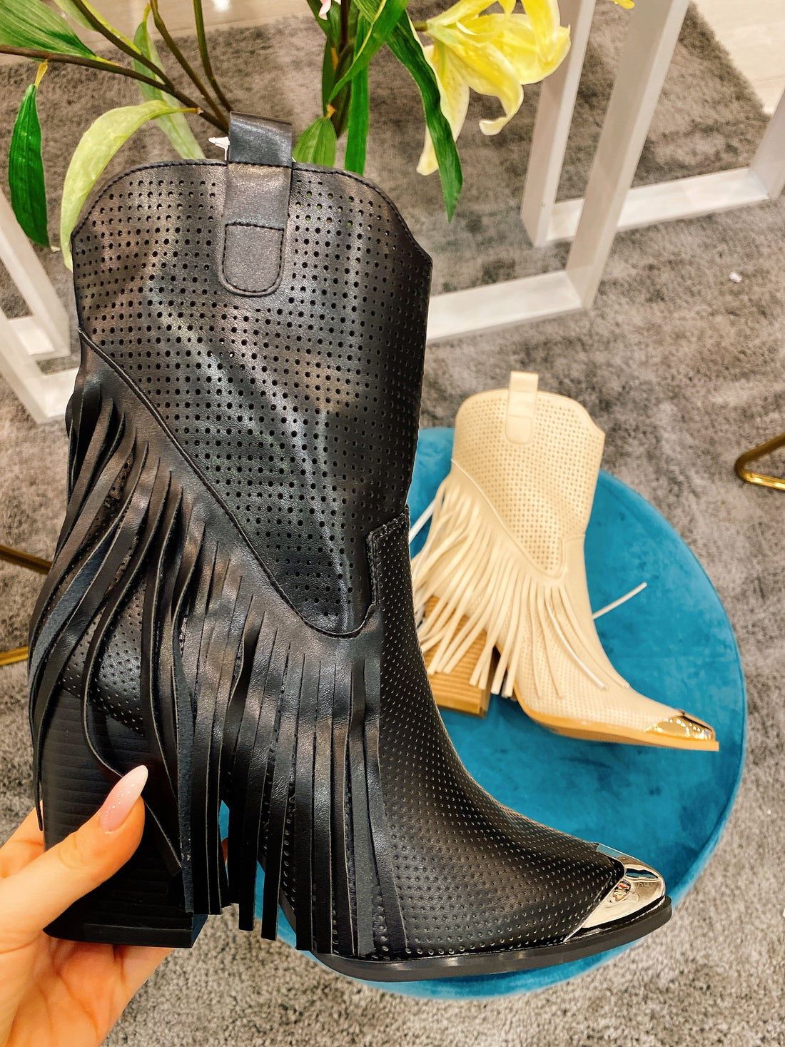 Stivaletti neri con frange e punta specchiata - R.a. Boutique 