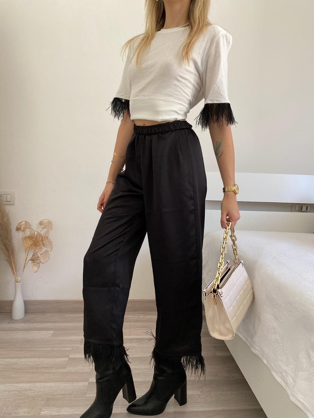 Pantalone nero con piume - R.a. Boutique 