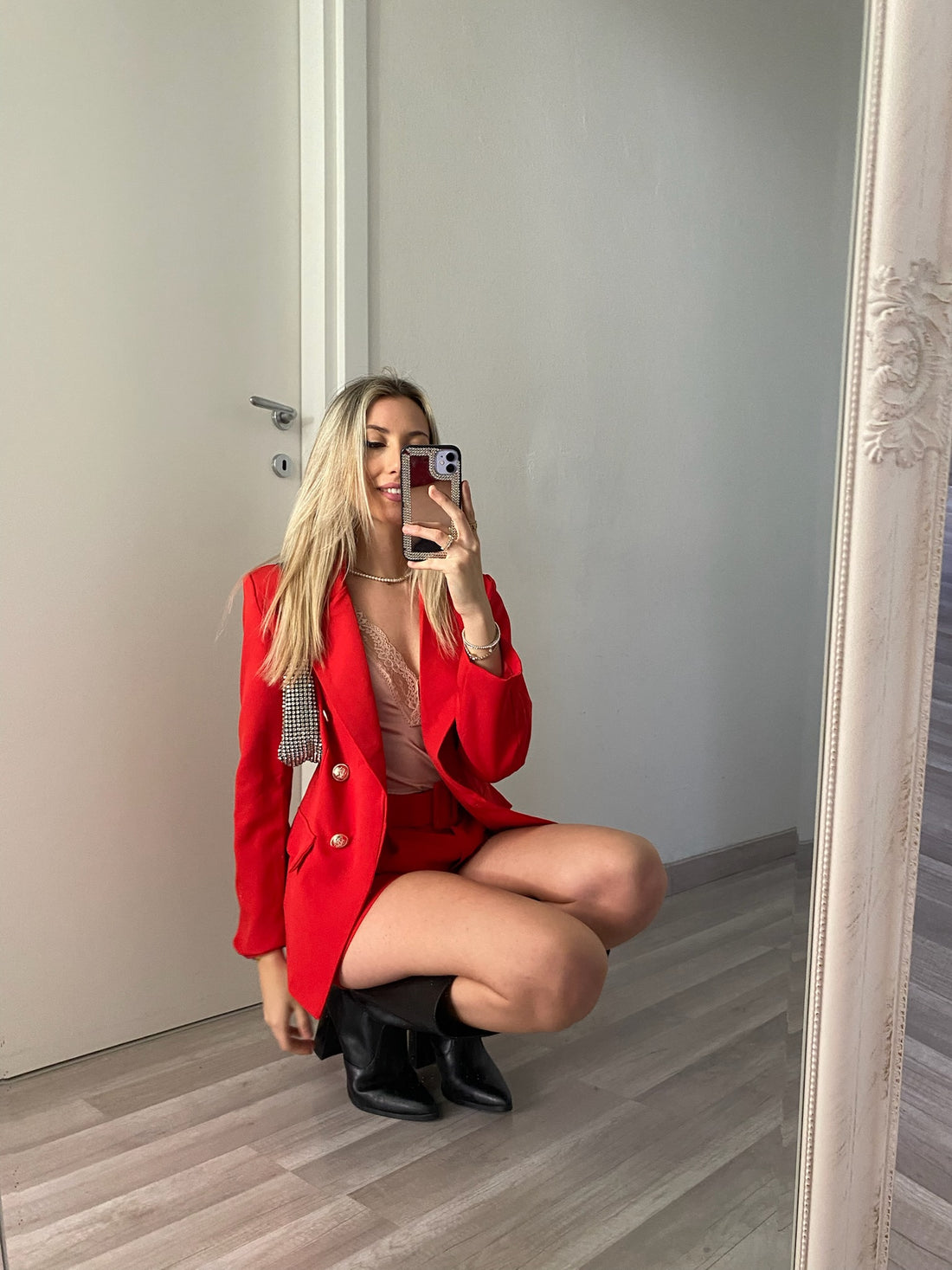 Completo giacca con bottoni e short rosso - R.a. Boutique 