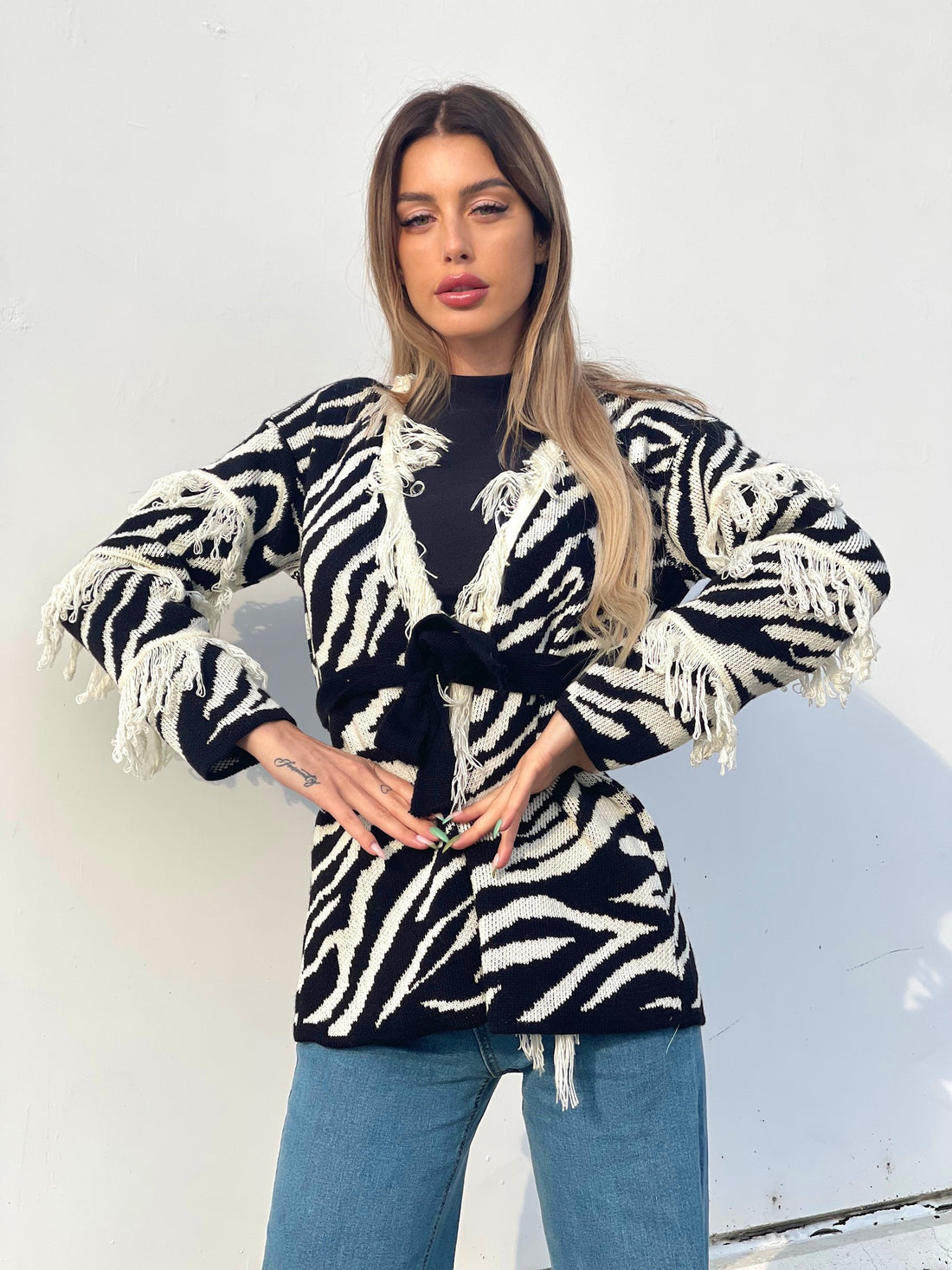 Cardigan zebrato nero con frange e cinta - R.a. Boutique 
