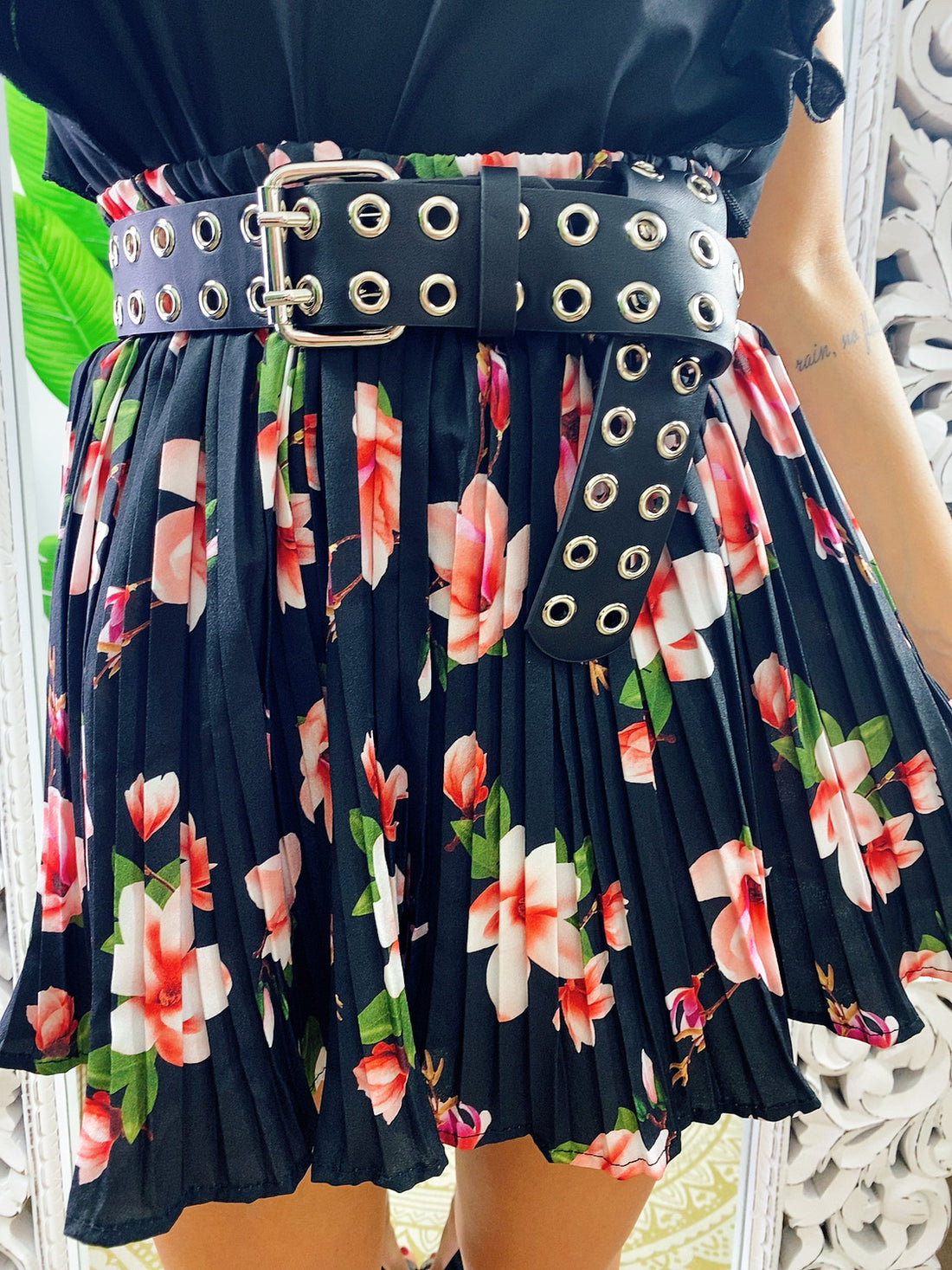 Short a pieghine con fiori grandi rosa - R.a. Boutique 