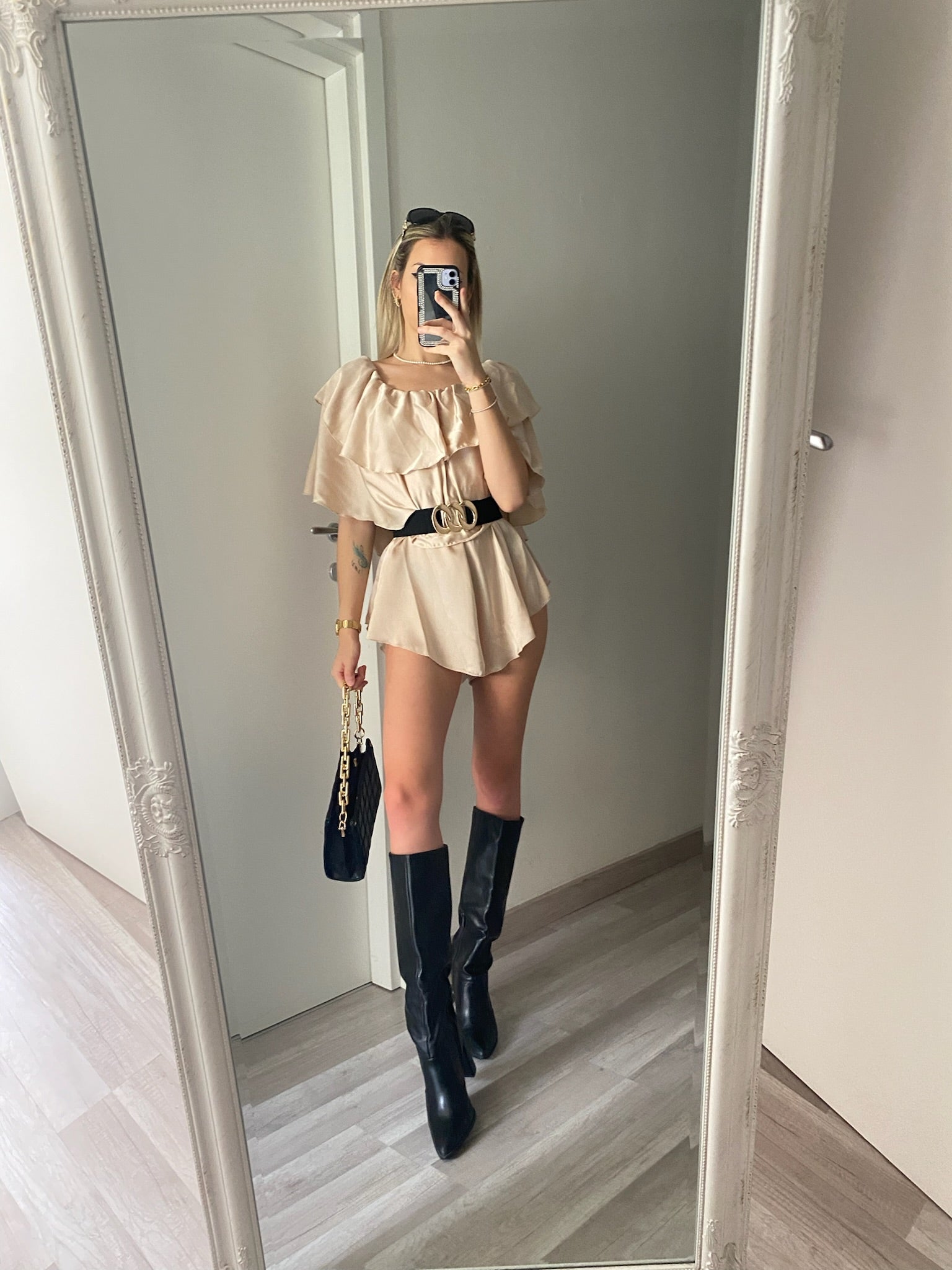 Tutina beige scollo a barchetta e balze - R.a. Boutique 