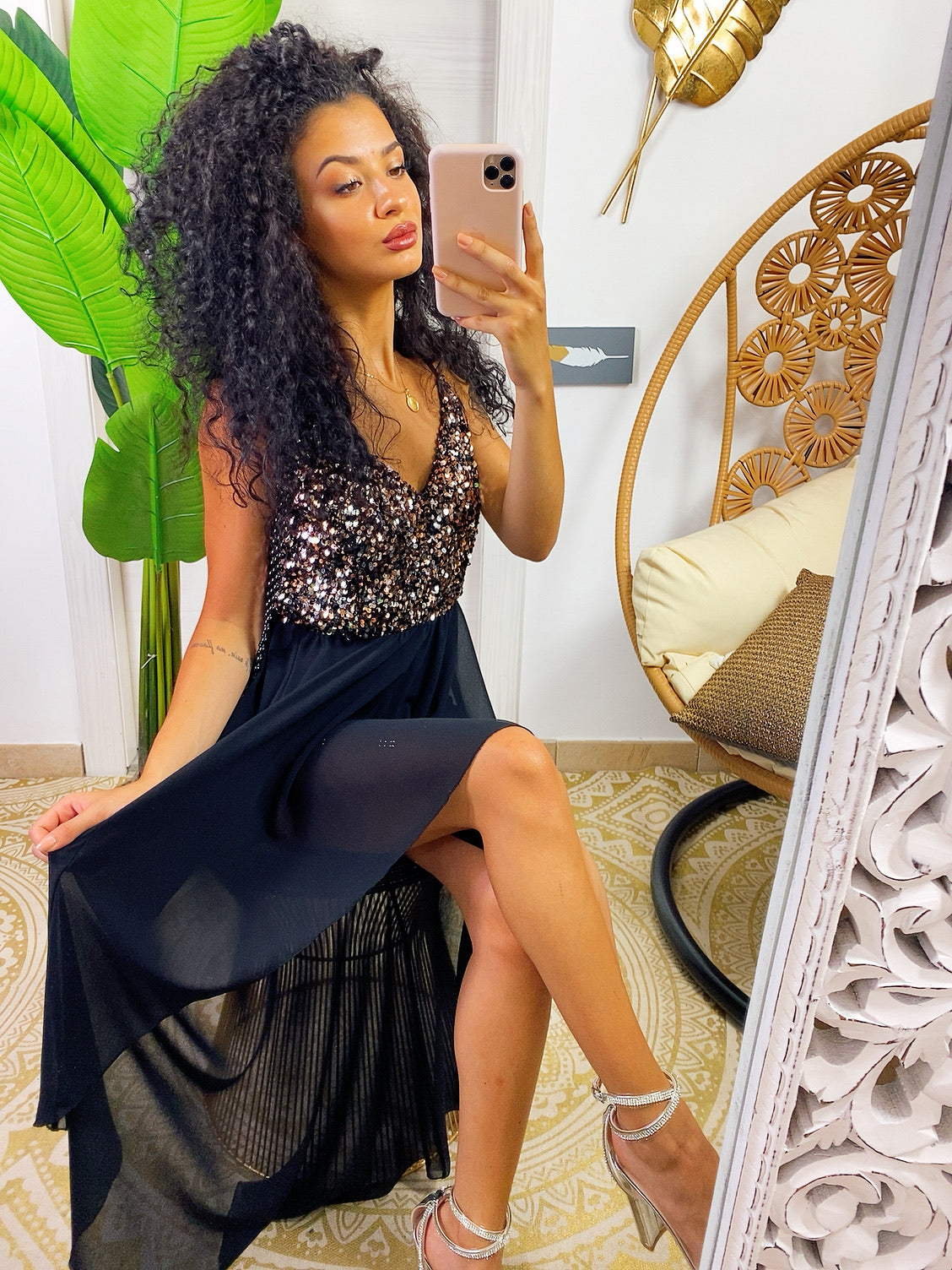 Abito nero con paillettes nel corpetto - R.a. Boutique 