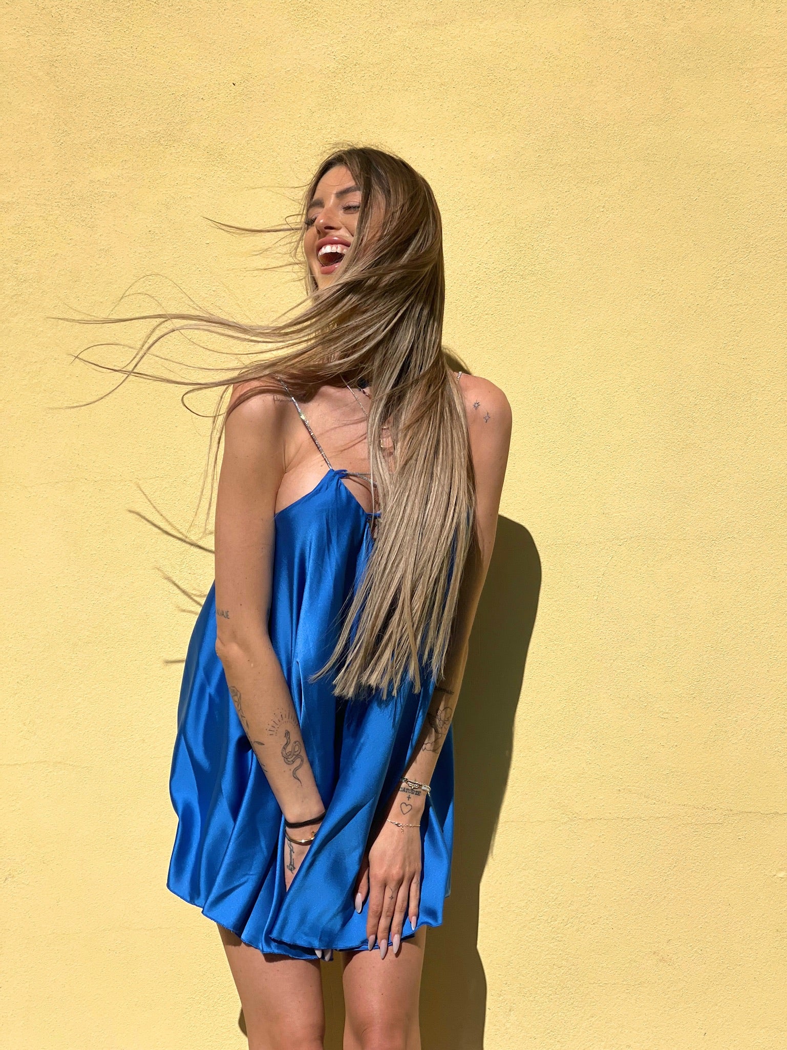 Abito in raso blu elettrico con punto luce - R.a. Boutique 