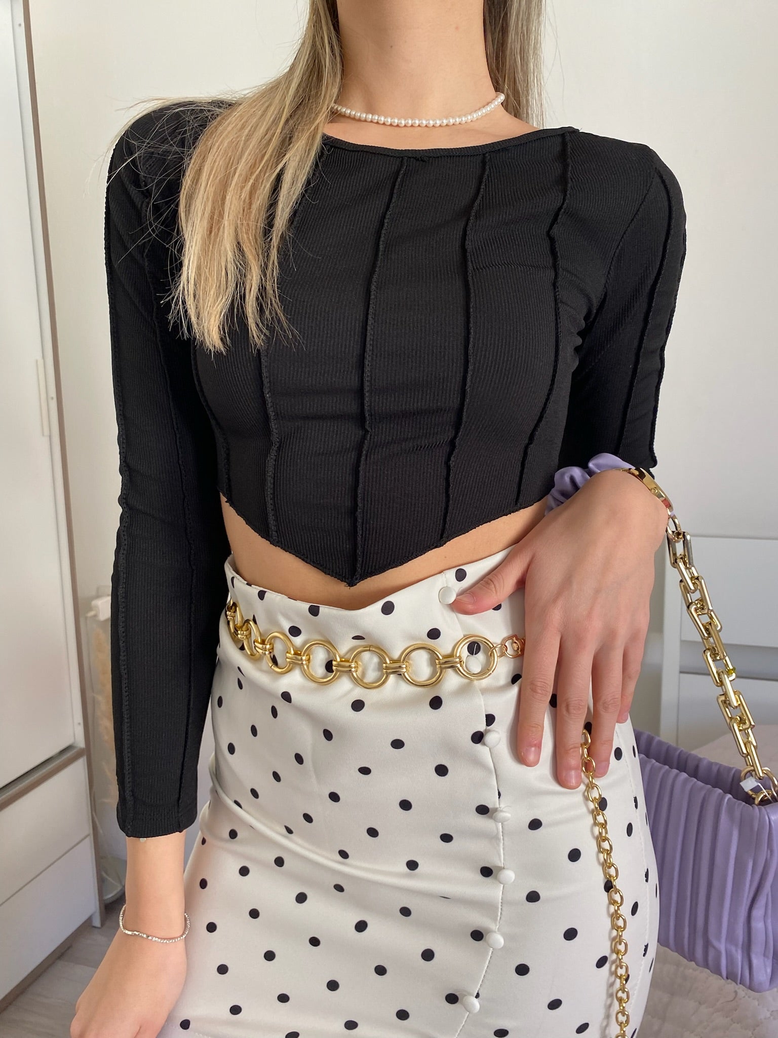 Maglia crop nera a costine con V - R.a. Boutique 